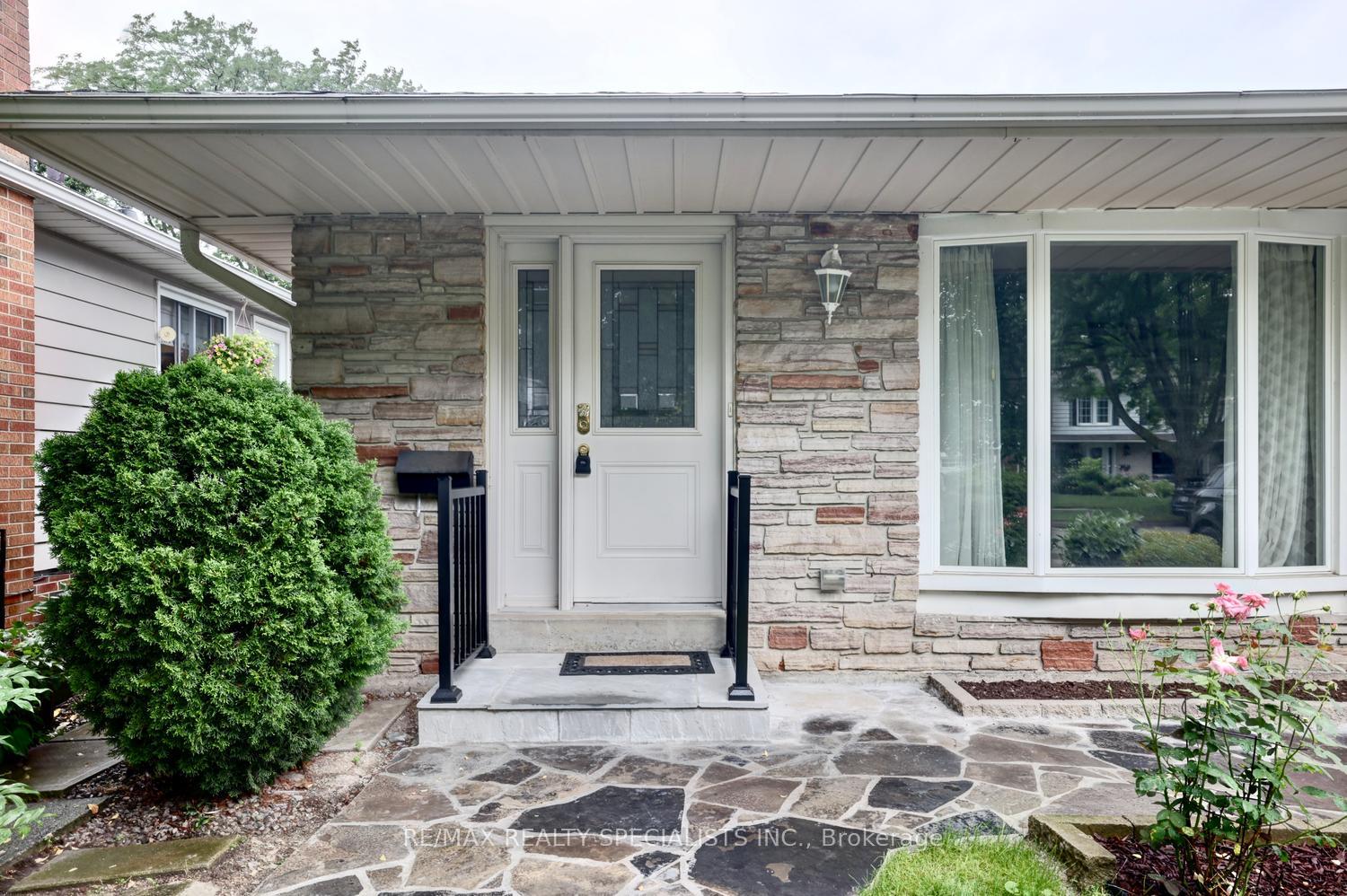 Photo 4 of 2390 Pyramid Crescent, Mississauga, Sheridan — HOMEH