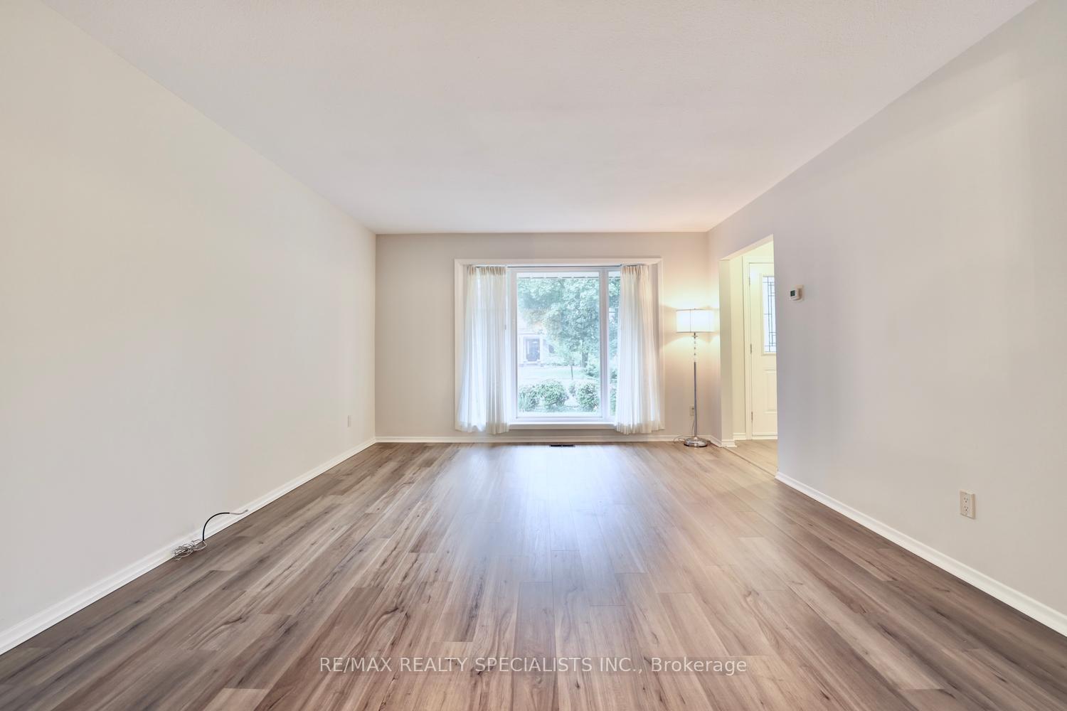 Photo 6 of 2390 Pyramid Crescent, Mississauga, Sheridan — HOMEH