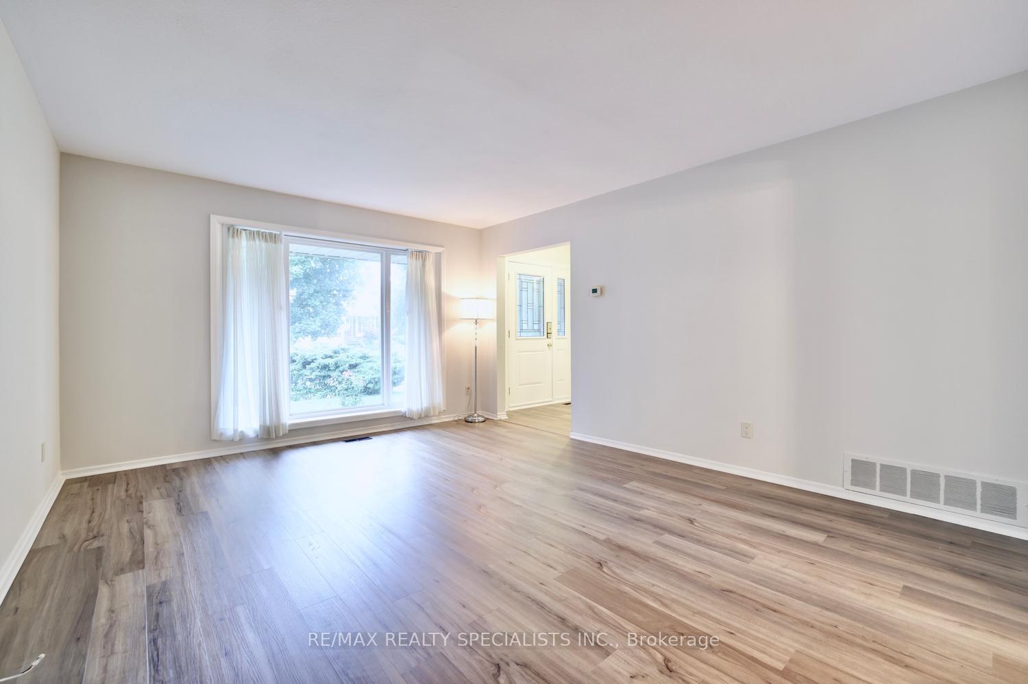Photo 7 of 2390 Pyramid Crescent, Mississauga, Sheridan — HOMEH