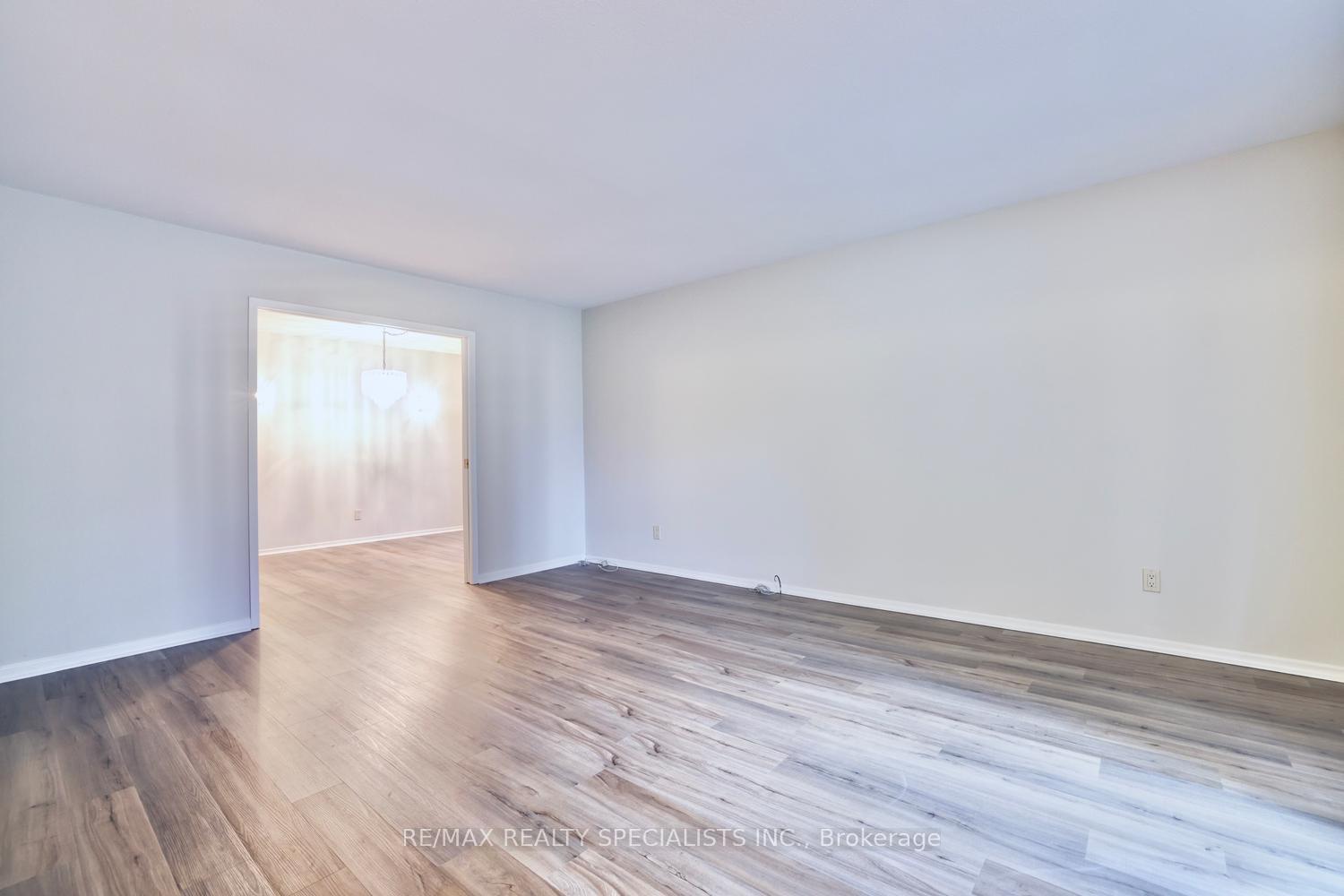 Photo 8 of 2390 Pyramid Crescent, Mississauga, Sheridan — HOMEH
