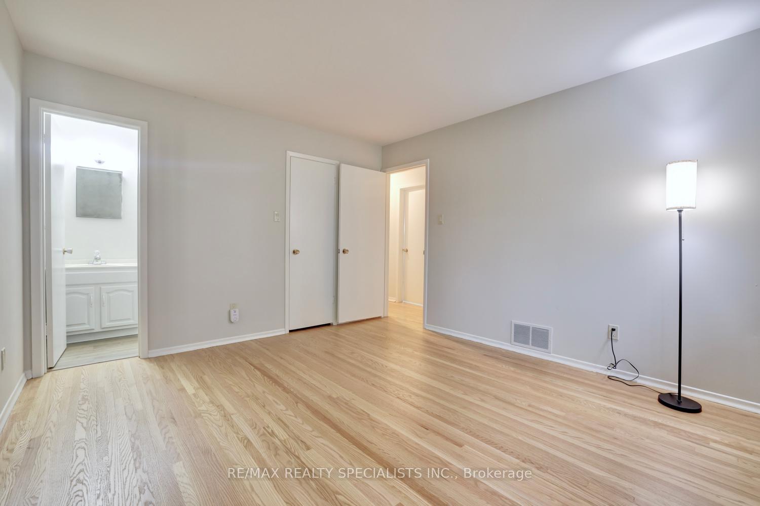 Photo 20 of 2390 Pyramid Crescent, Mississauga, Sheridan — HOMEH