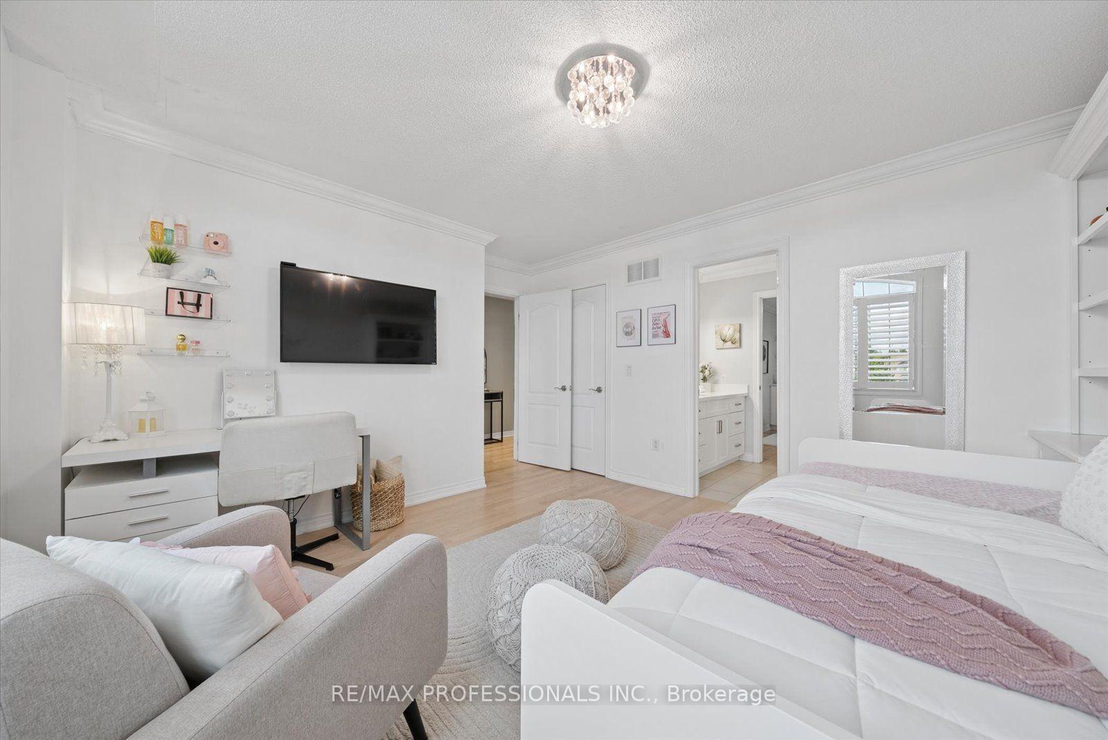 Photo 26 of 28 Roma Drive, Whitby, Williamsburg — HOMEH