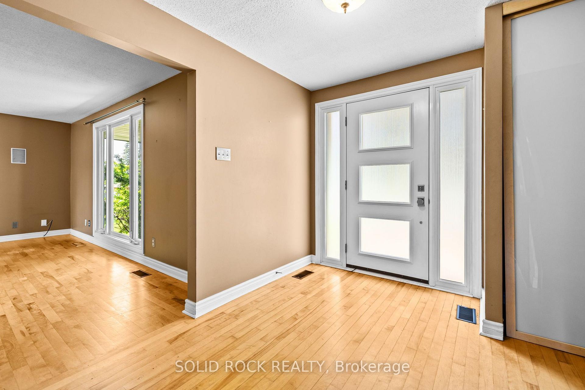 Photo 4 of 1631 Charbonneau Street, Ottawa, Bilberry Creek/Queenswood Heights — HOMEH