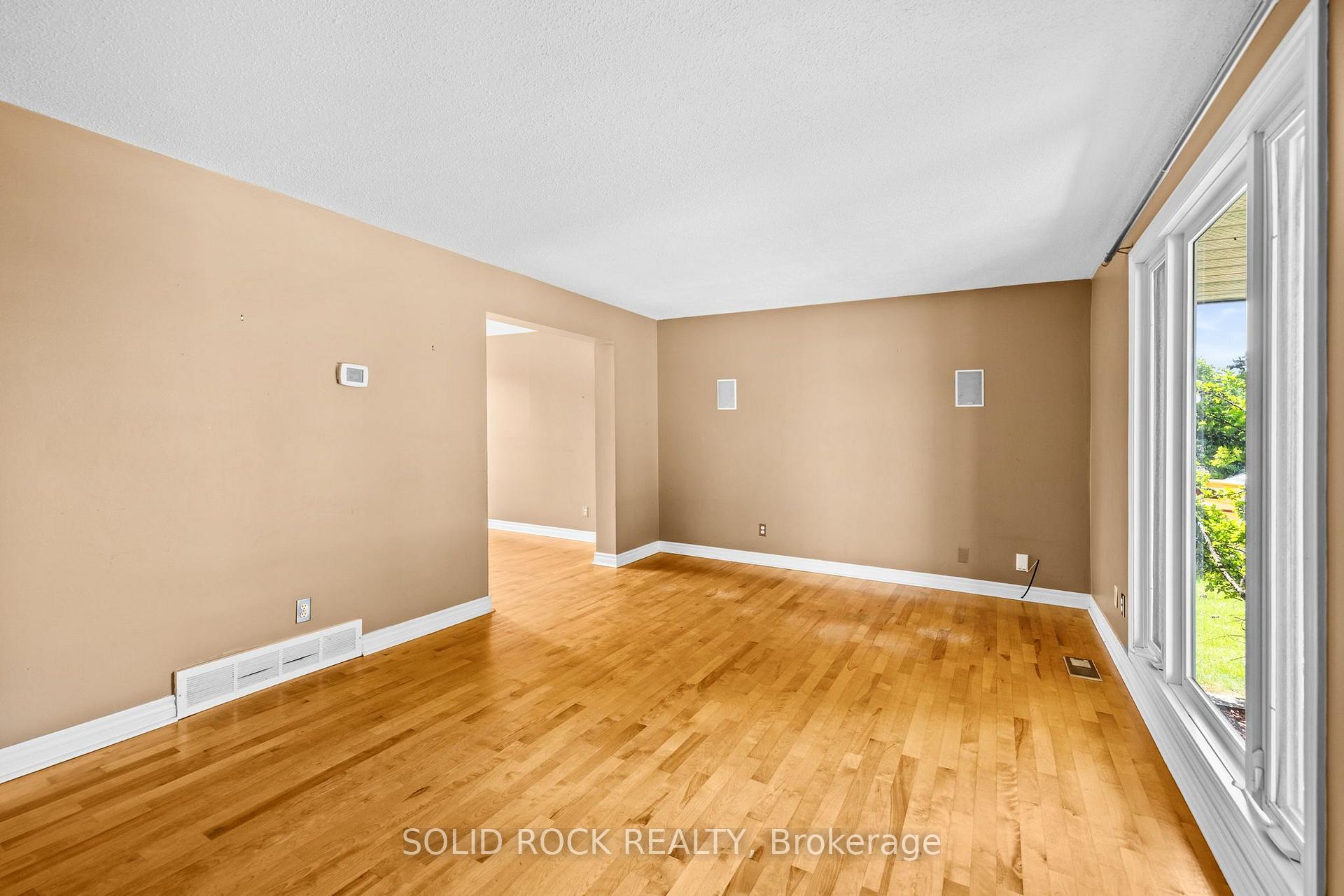 Photo 6 of 1631 Charbonneau Street, Ottawa, Bilberry Creek/Queenswood Heights — HOMEH