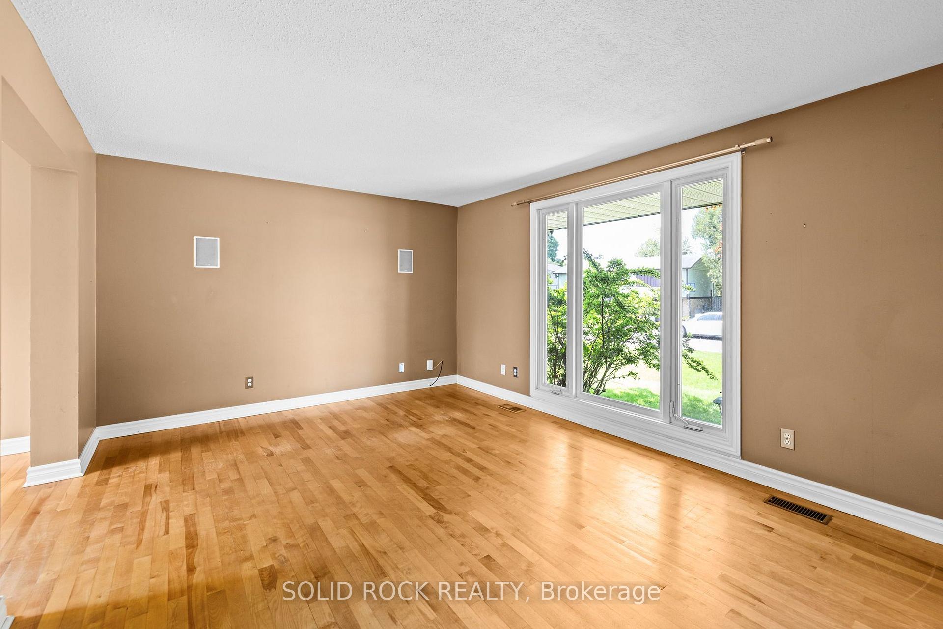 Photo 7 of 1631 Charbonneau Street, Ottawa, Bilberry Creek/Queenswood Heights — HOMEH