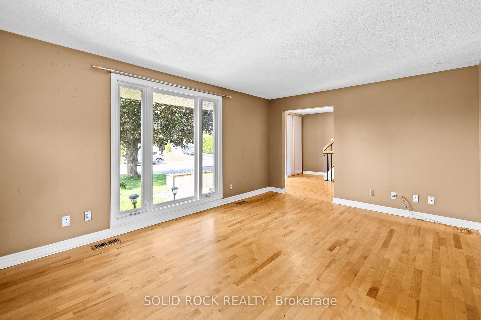 Photo 8 of 1631 Charbonneau Street, Ottawa, Bilberry Creek/Queenswood Heights — HOMEH