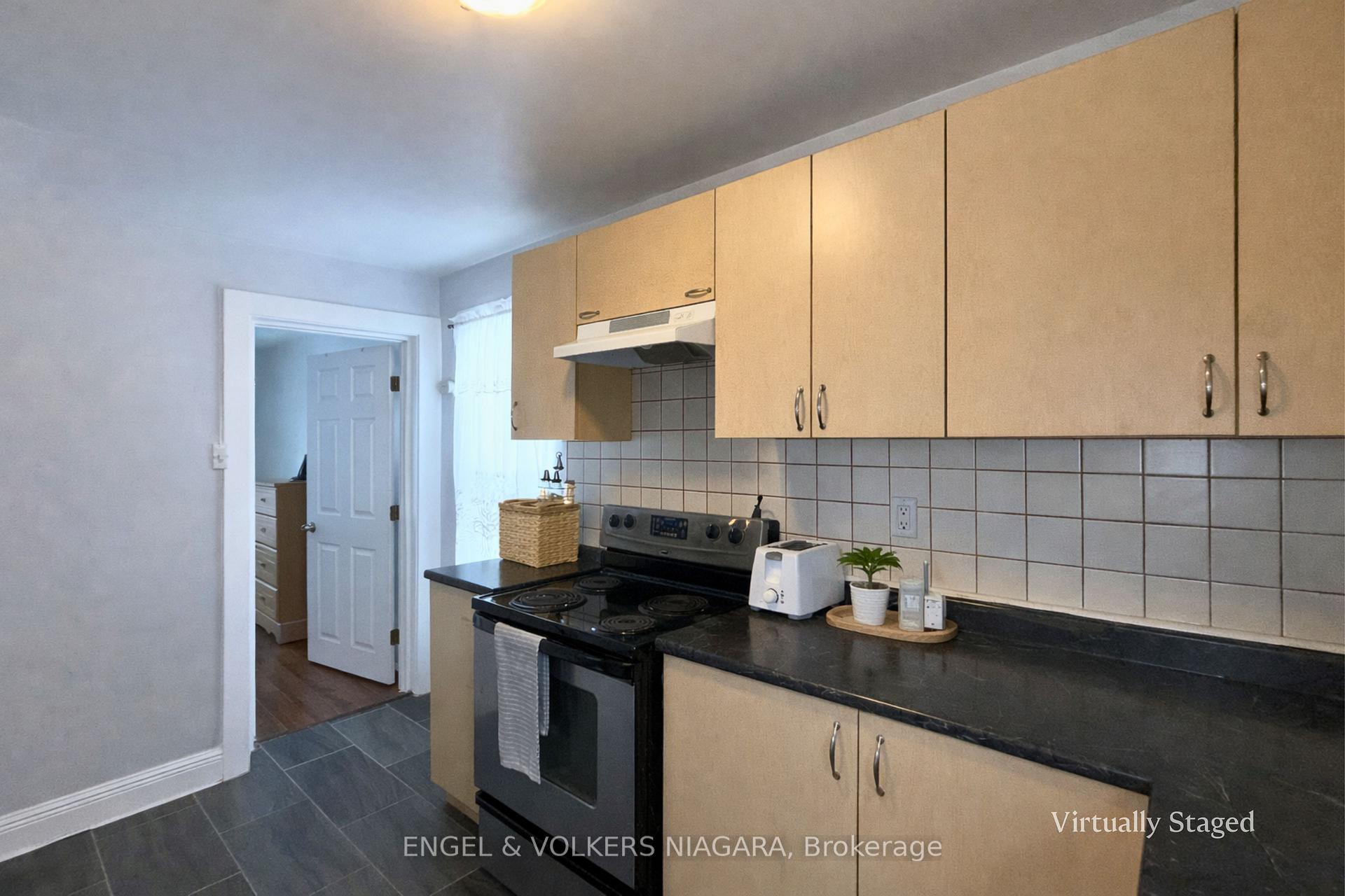 Photo 17 of 4752 Crawford Place W, Niagara Falls, Downtown — HOMEH