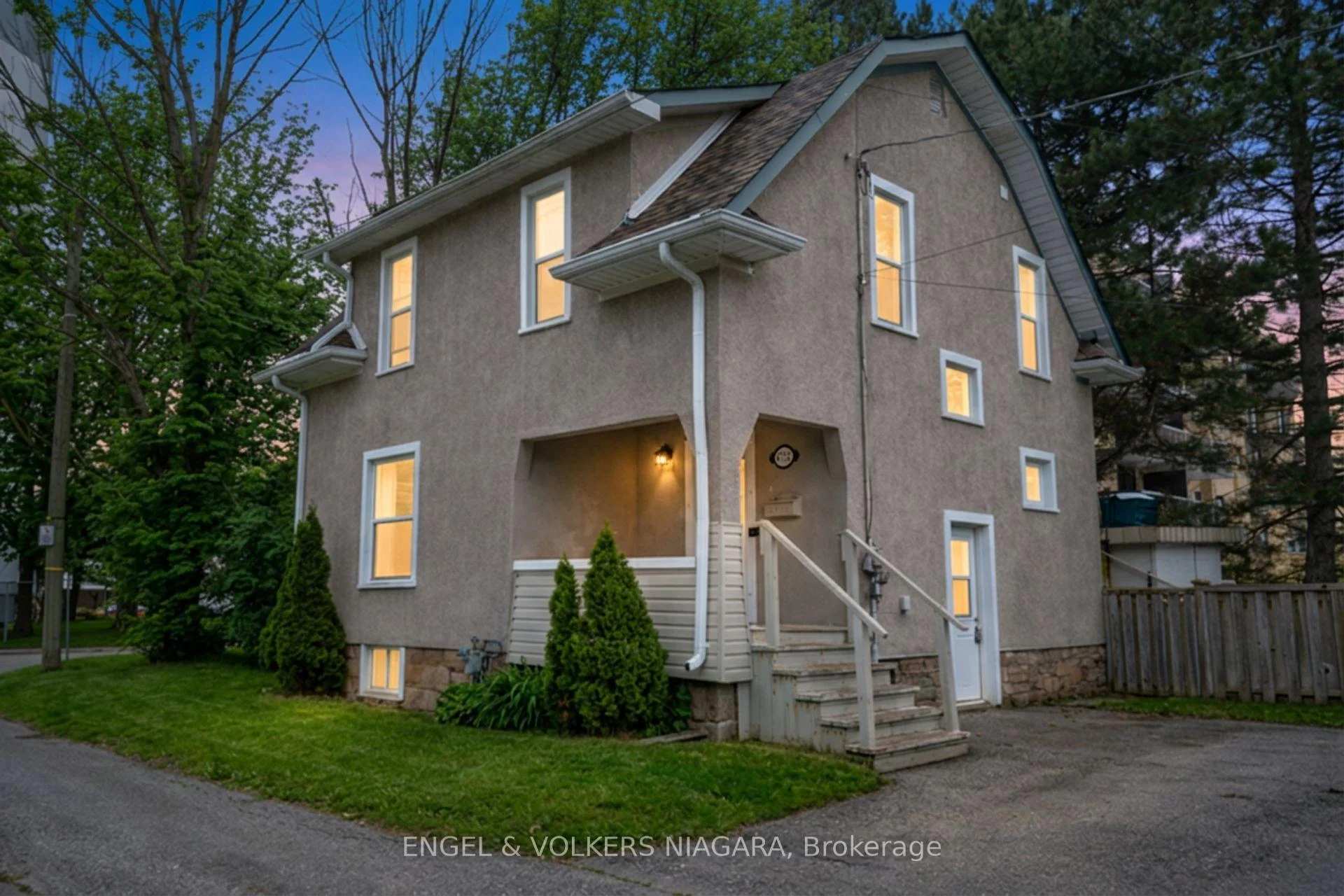 Photo 4 of 4752 Crawford Place W, Niagara Falls, Downtown — HOMEH