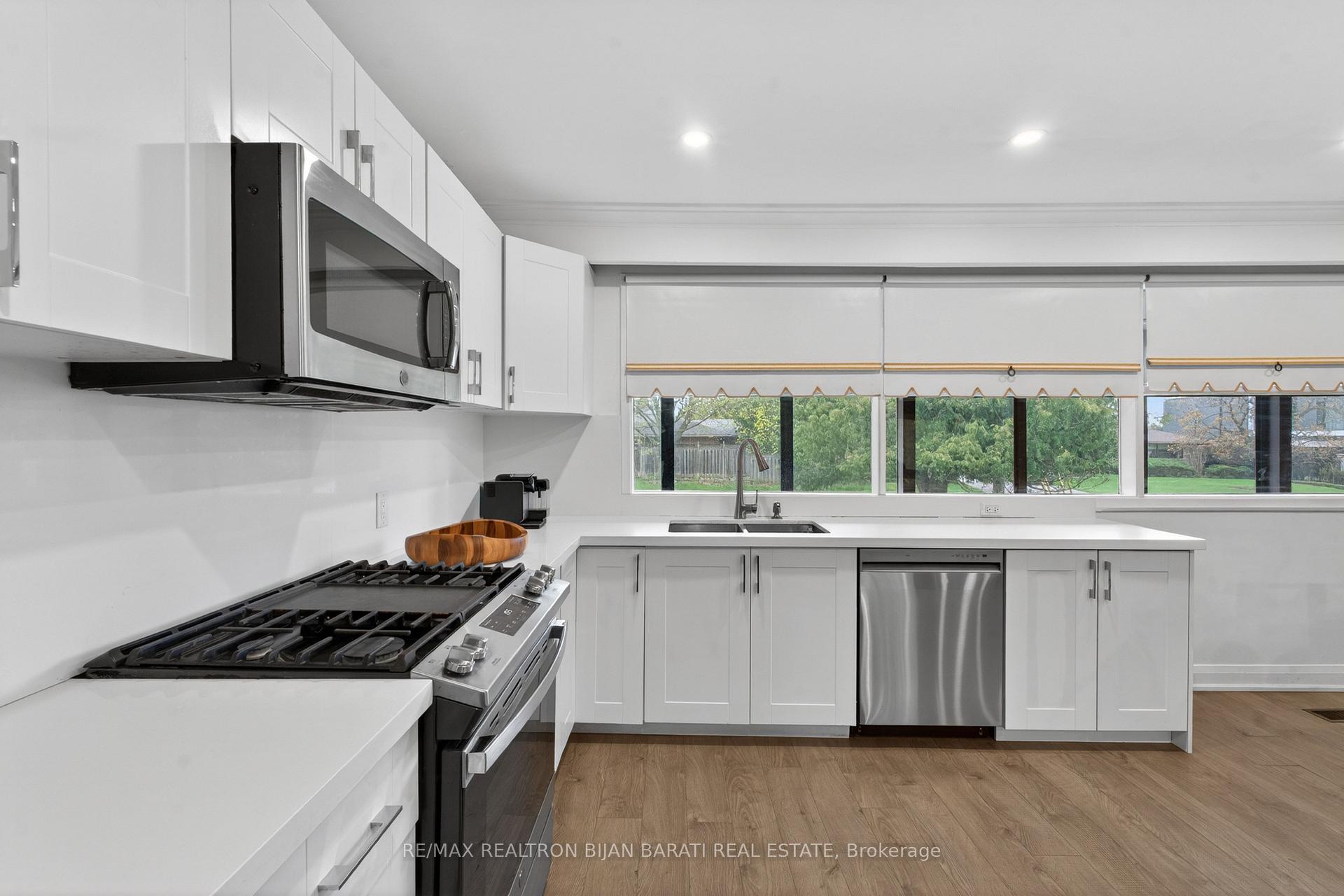 Photo 10 of 73 Forest Grove Drive, North York, Bayview Village — HOMEH