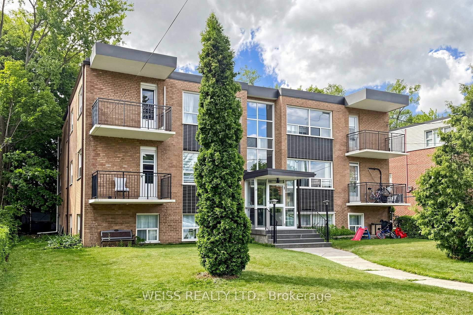 Photo 2 of Unit 4, 17 Fraserwood Avenue, Toronto, Englemount-Lawrence — HOMEH