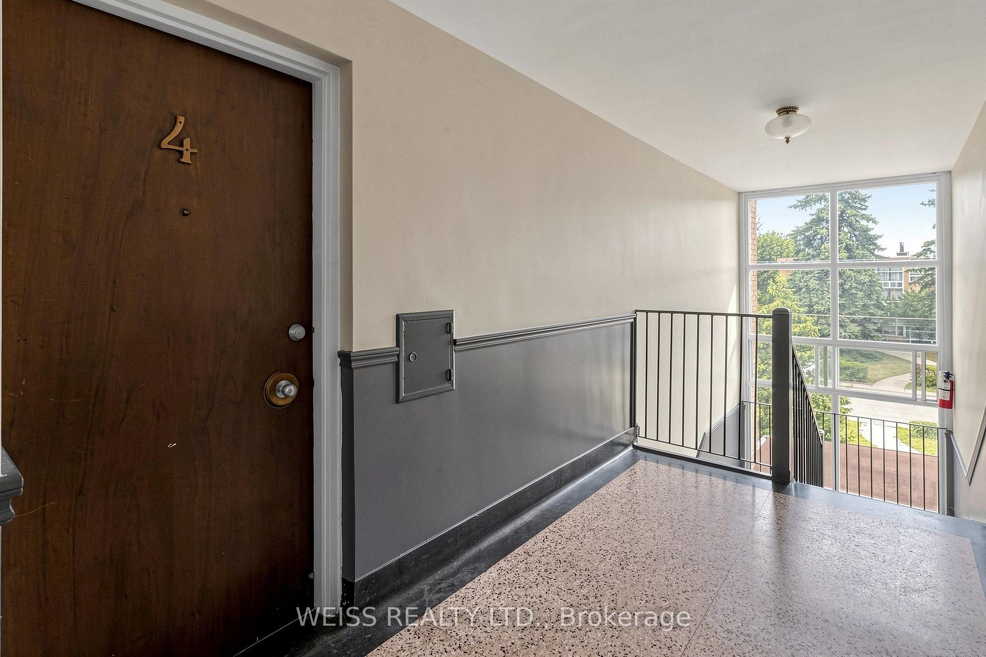 Photo 3 of Unit 4, 17 Fraserwood Avenue, Toronto, Englemount-Lawrence — HOMEH