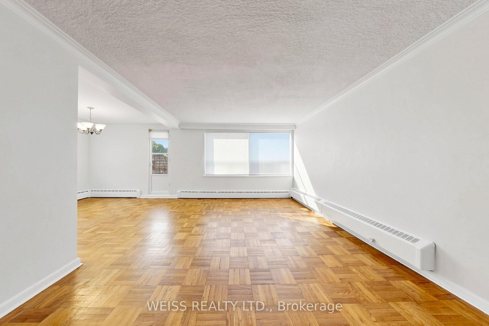 Photo 4 of Unit 4, 17 Fraserwood Avenue, Toronto, Englemount-Lawrence — HOMEH