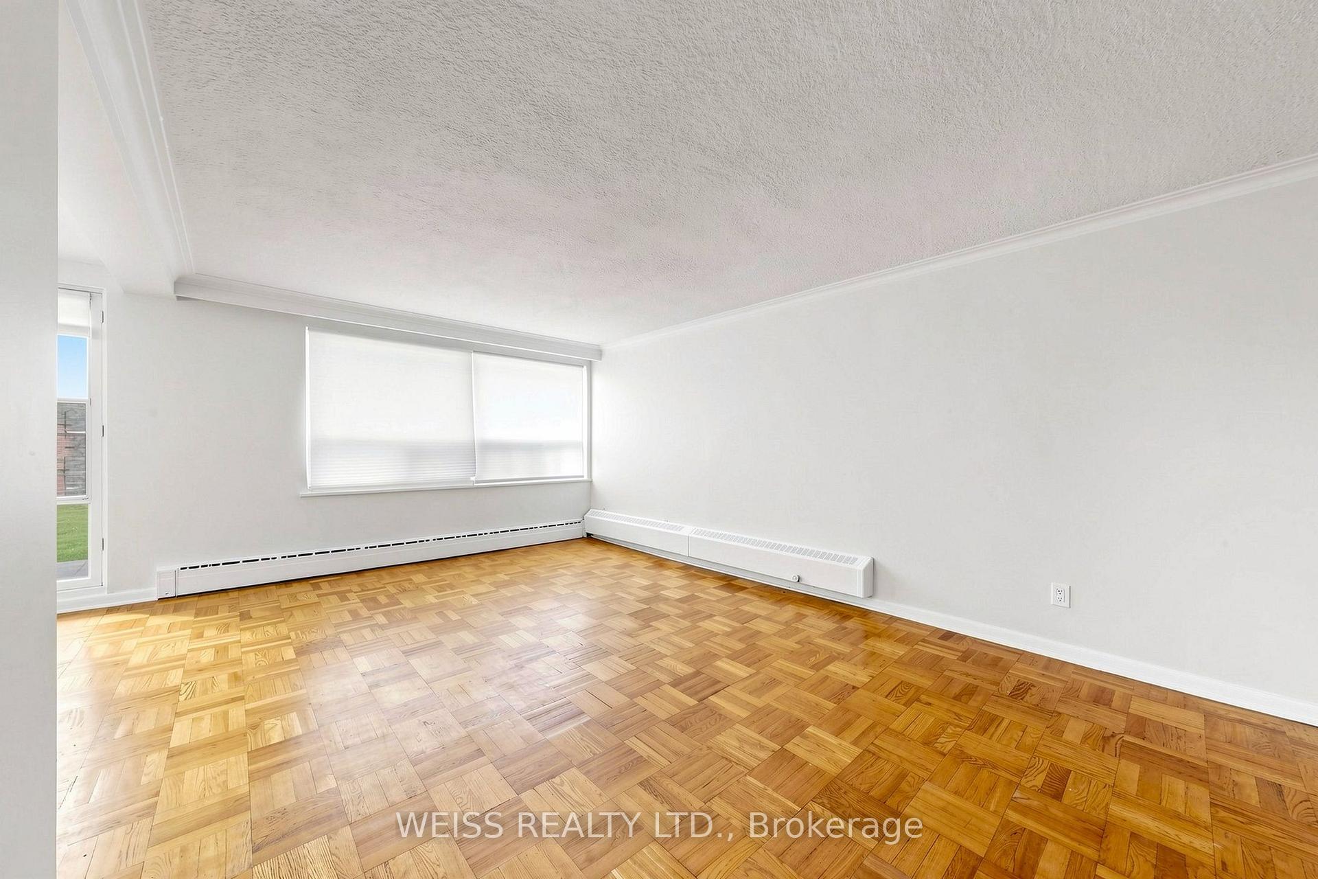 Photo 6 of Unit 4, 17 Fraserwood Avenue, Toronto, Englemount-Lawrence — HOMEH