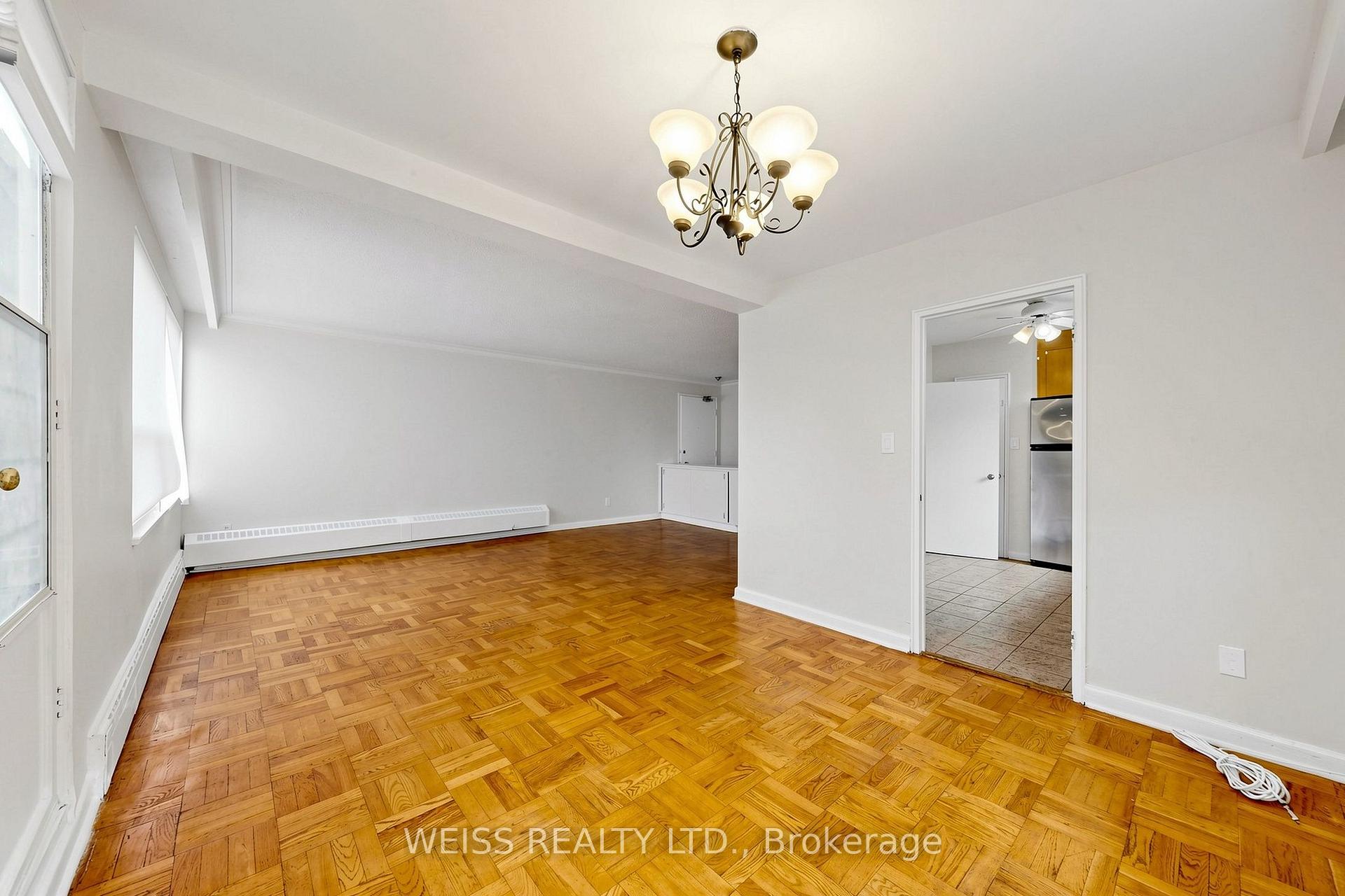 Photo 11 of Unit 4, 17 Fraserwood Avenue, Toronto, Englemount-Lawrence — HOMEH
