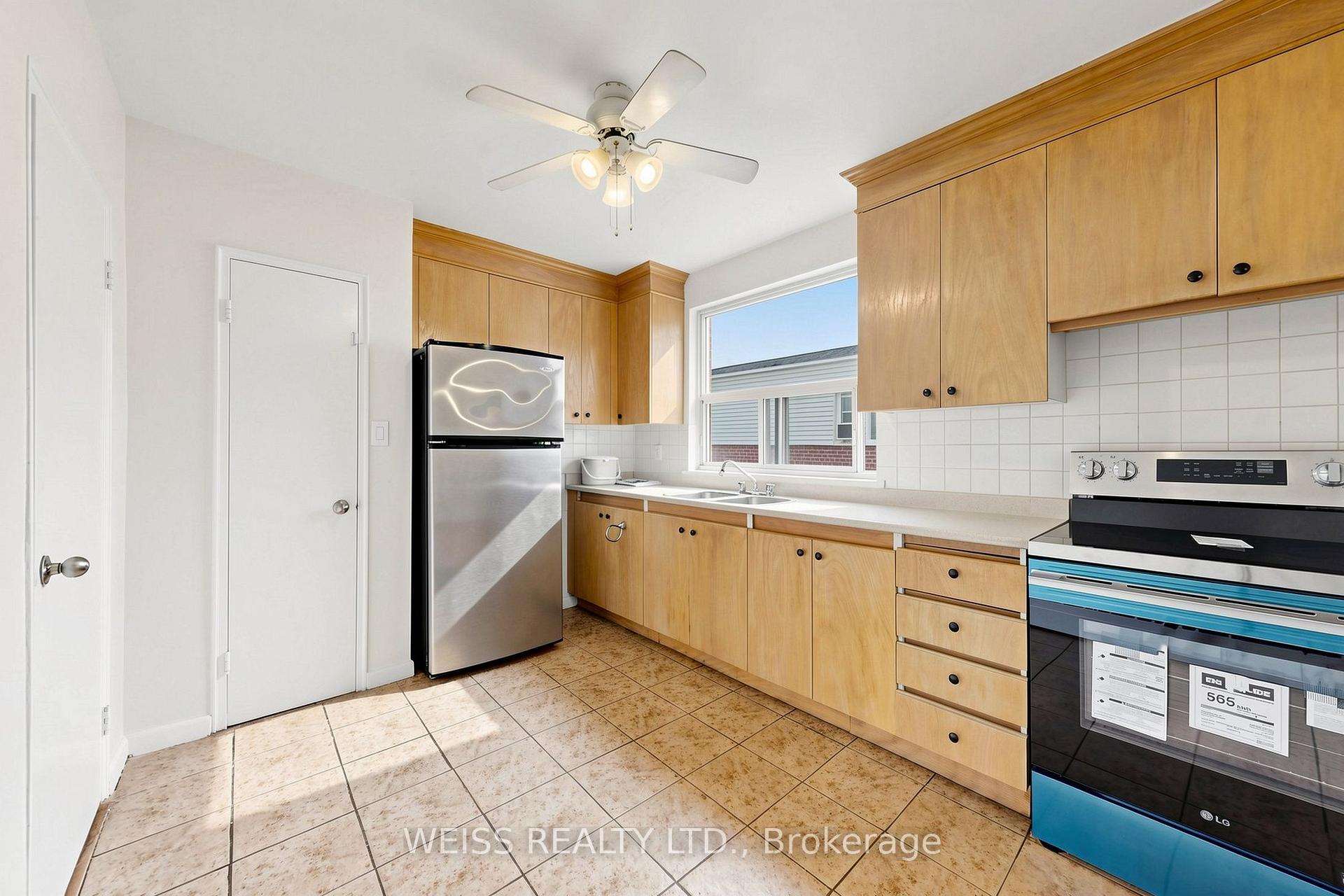 Photo 12 of Unit 4, 17 Fraserwood Avenue, Toronto, Englemount-Lawrence — HOMEH