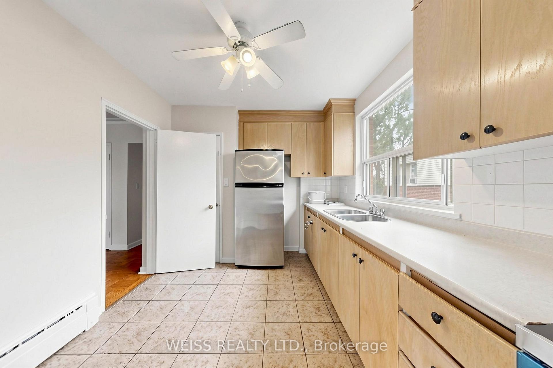 Photo 13 of Unit 4, 17 Fraserwood Avenue, Toronto, Englemount-Lawrence — HOMEH