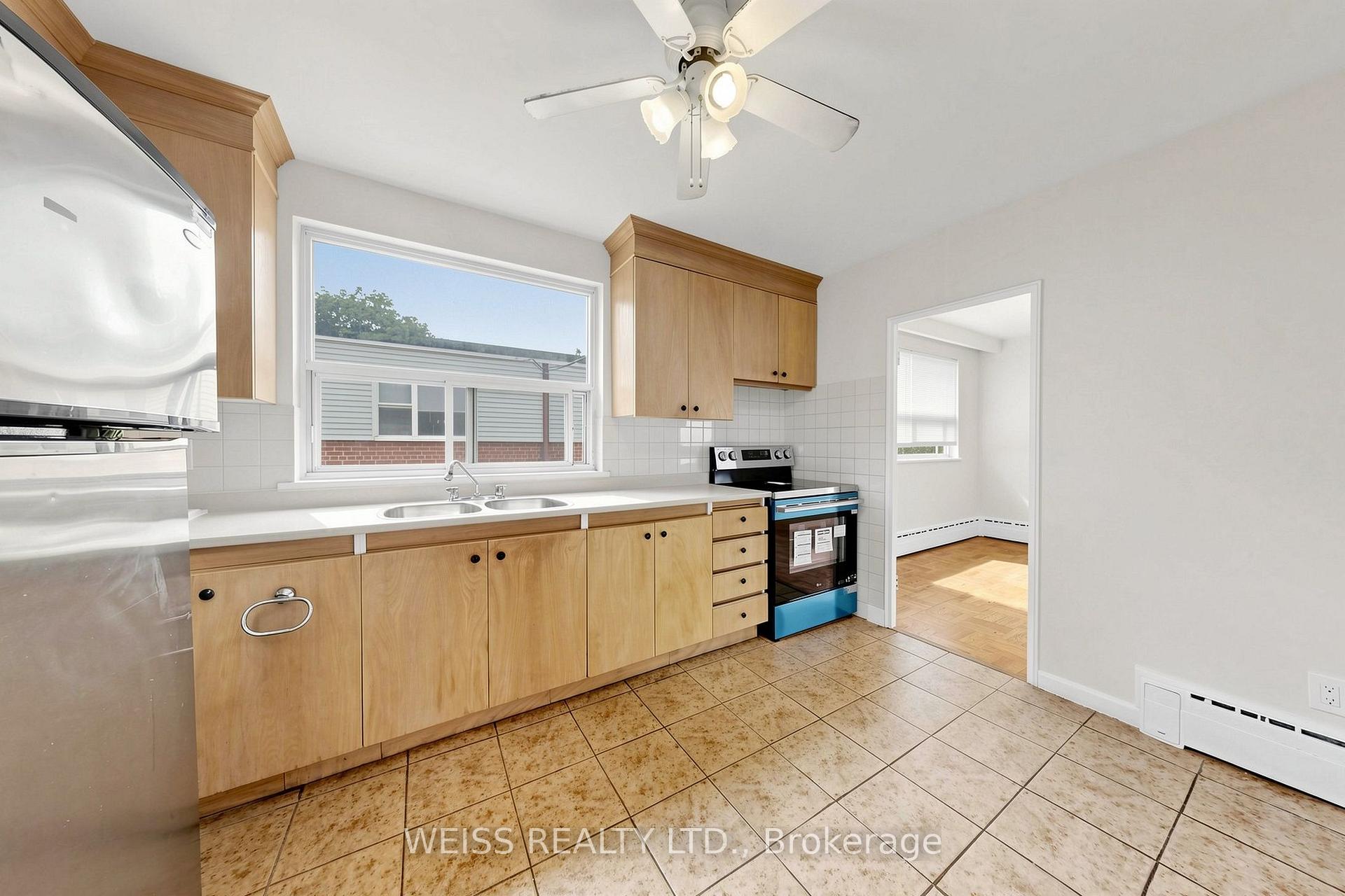 Photo 14 of Unit 4, 17 Fraserwood Avenue, Toronto, Englemount-Lawrence — HOMEH