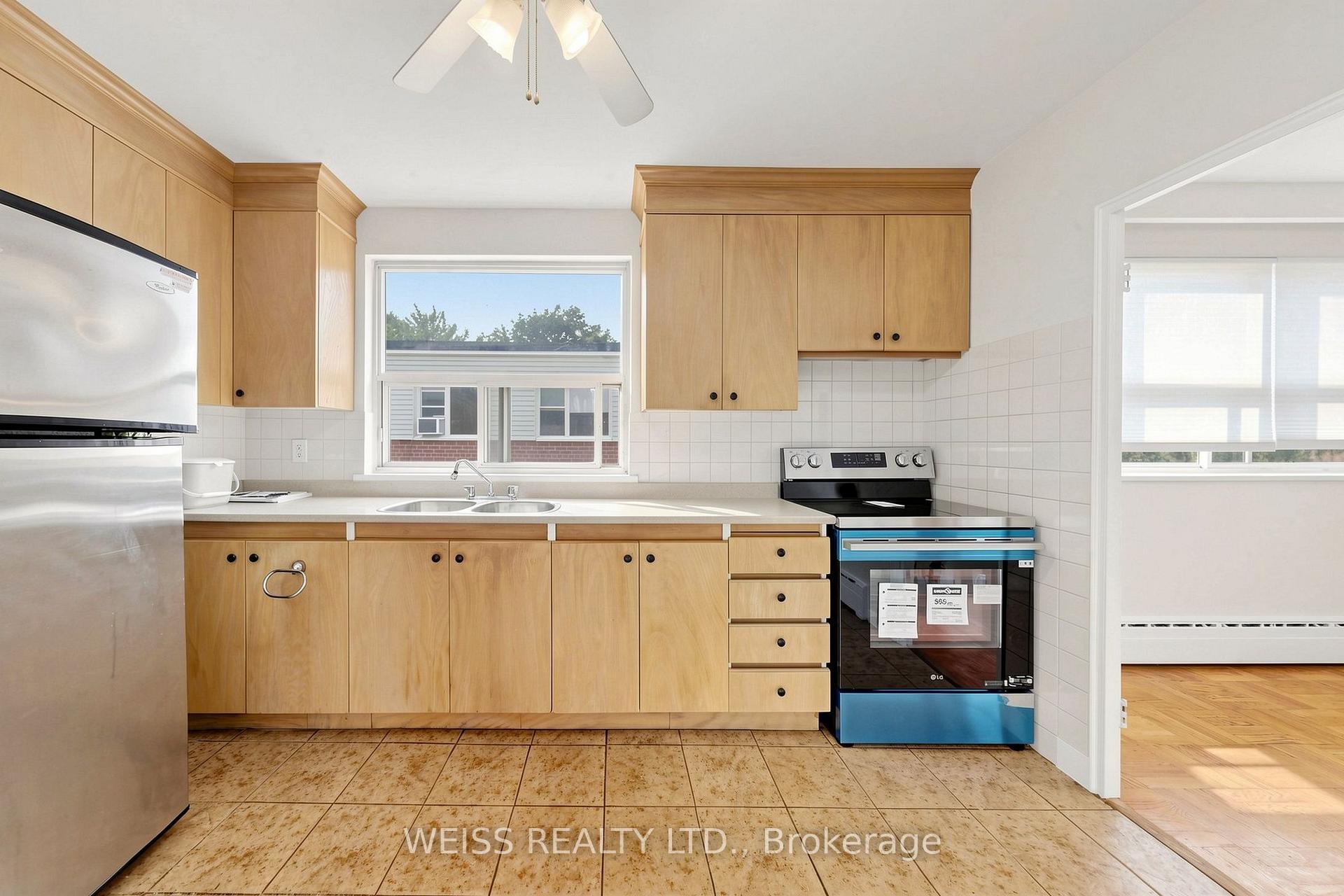 Photo 15 of Unit 4, 17 Fraserwood Avenue, Toronto, Englemount-Lawrence — HOMEH