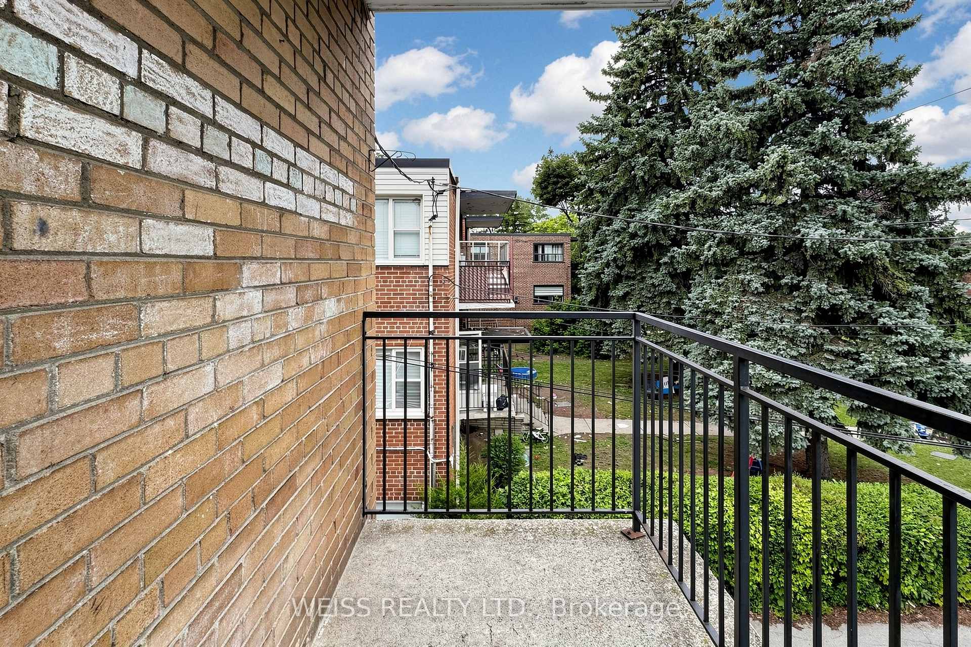 Photo 32 of Unit 4, 17 Fraserwood Avenue, Toronto, Englemount-Lawrence — HOMEH