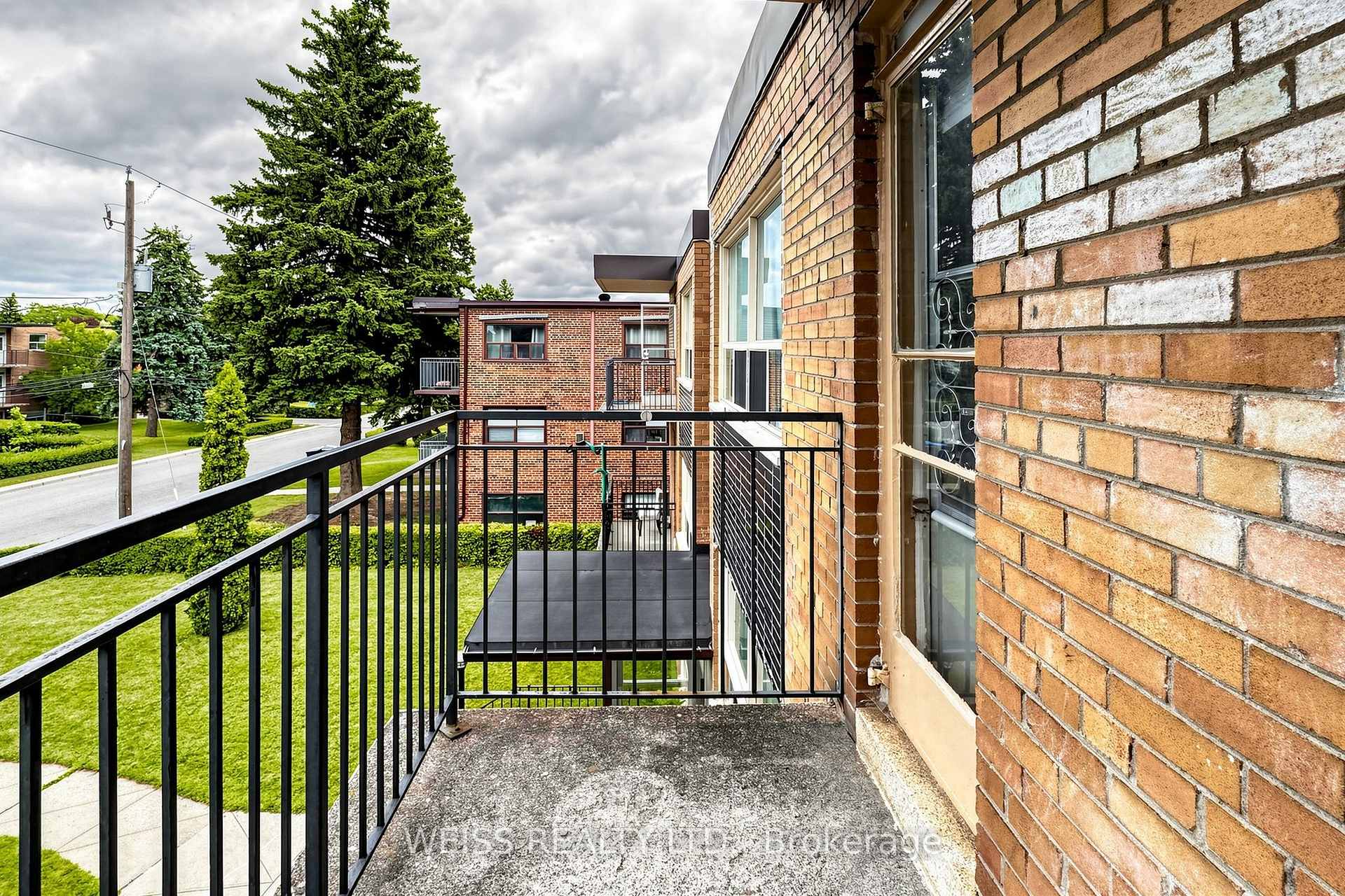 Photo 33 of Unit 4, 17 Fraserwood Avenue, Toronto, Englemount-Lawrence — HOMEH