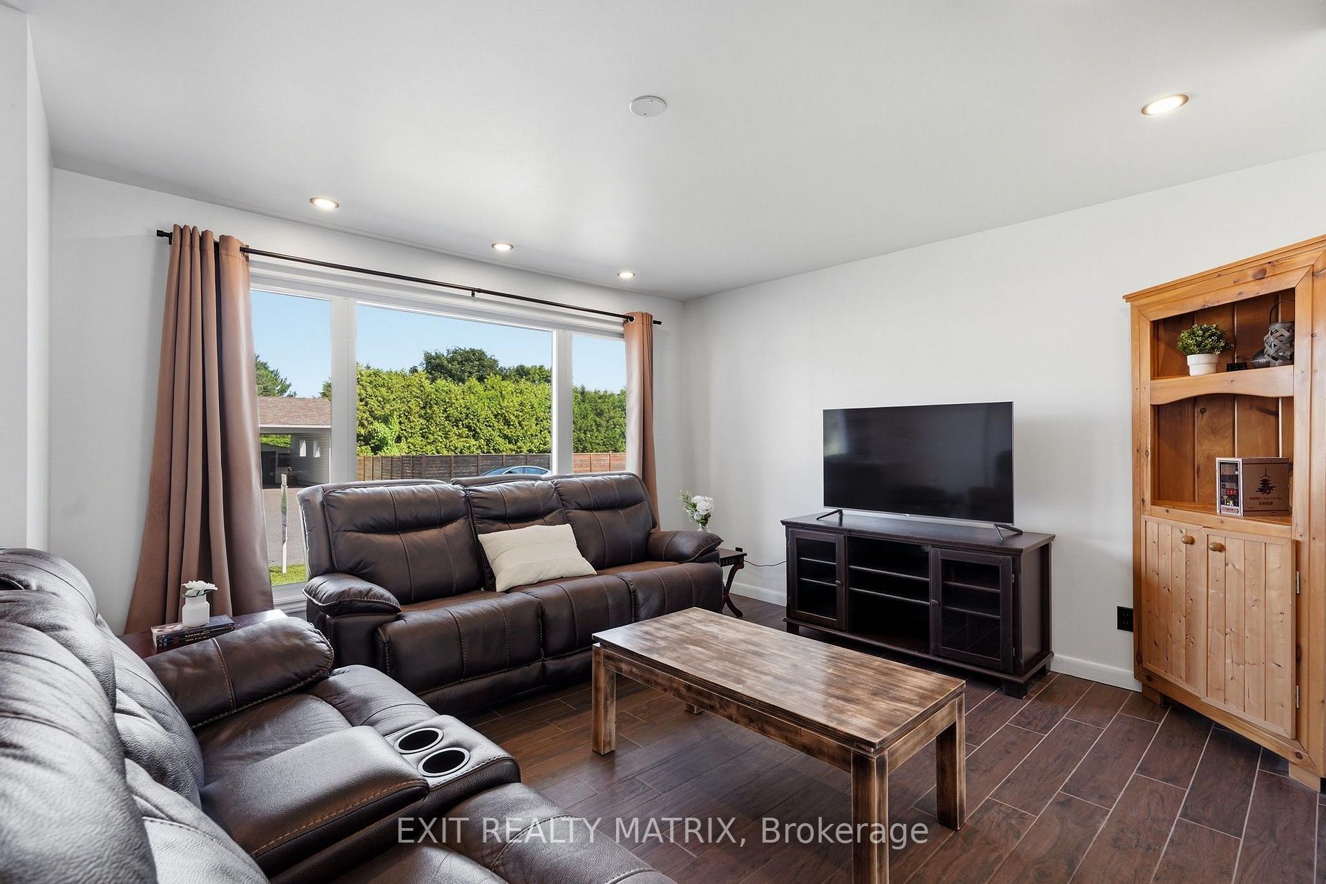 Photo 13 of 693 Cartier Street, Casselman, Casselman — HOMEH