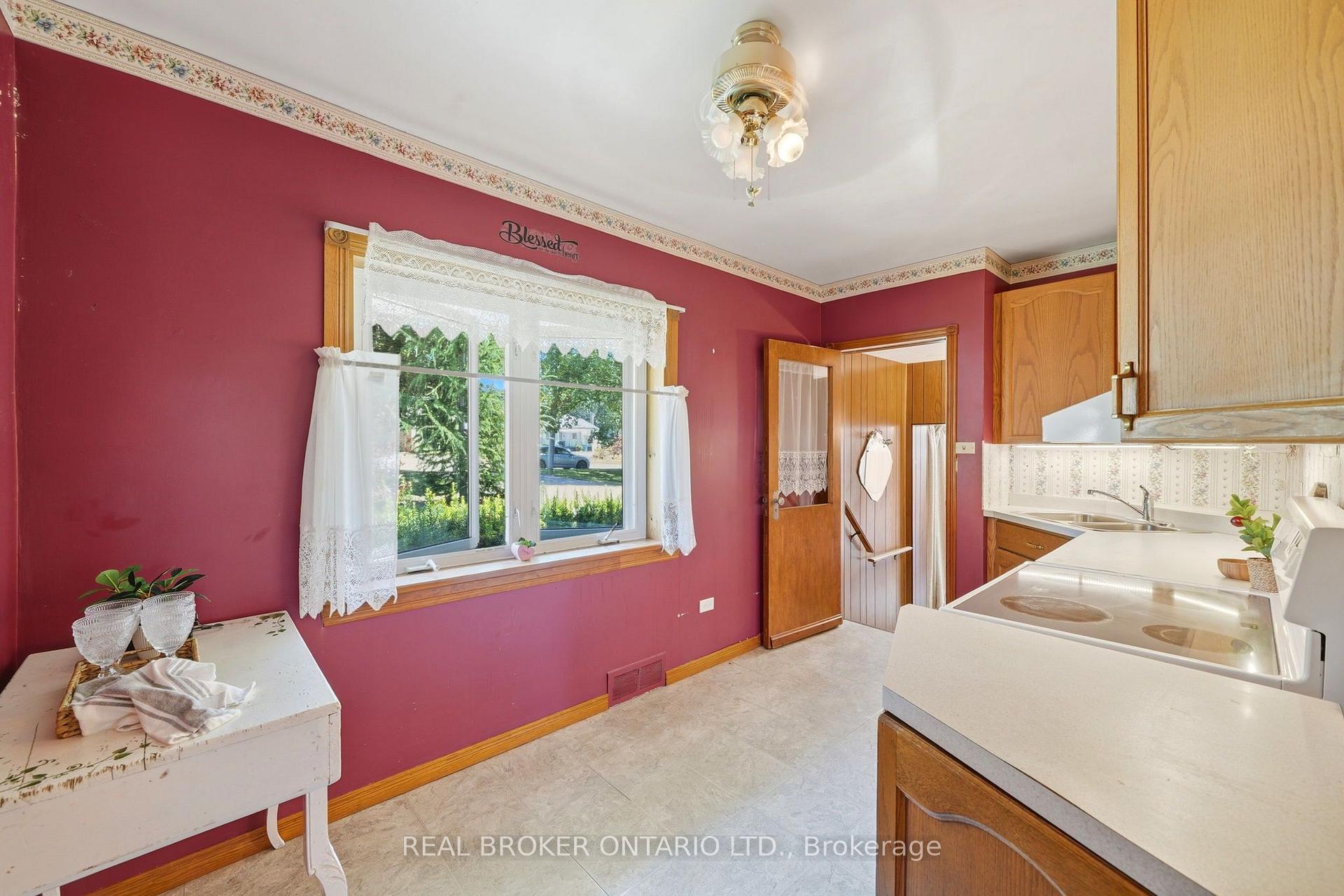 Photo 5 of 158 Diagonal Road, North Huron, Wingham — HOMEH