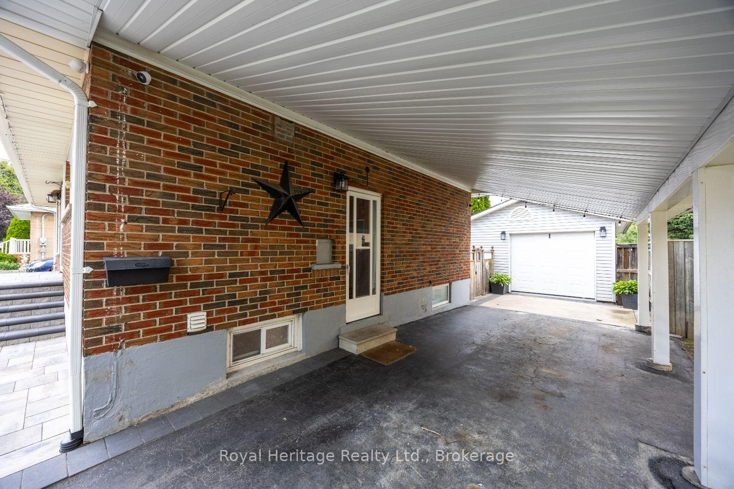 Photo 3 of 461 Gibbons Street, Oshawa, McLaughlin — HOMEH