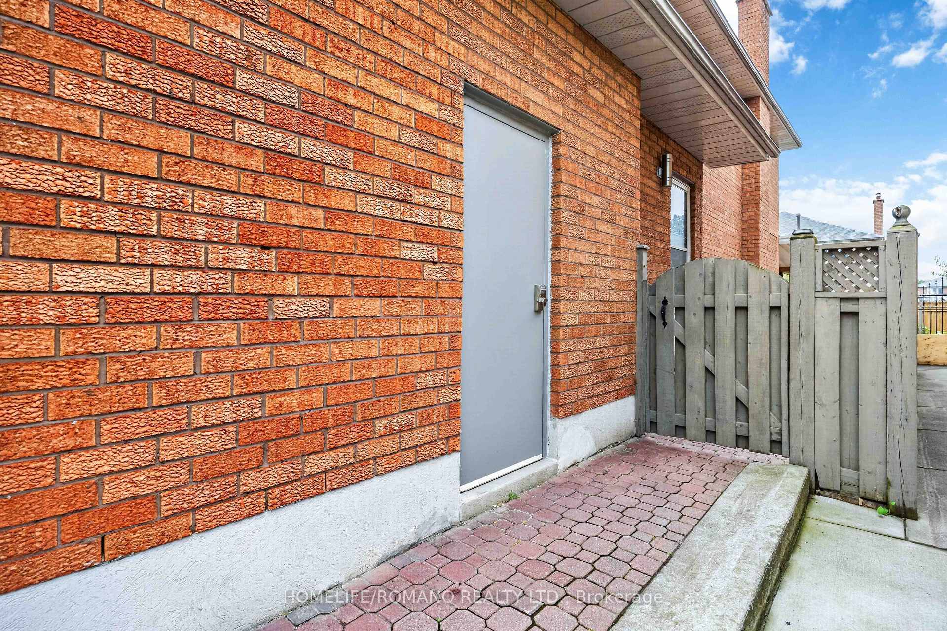 Photo 5 of Unit Bsmt, 61 Gas Light Crescent, Vaughan, East Woodbridge — HOMEH