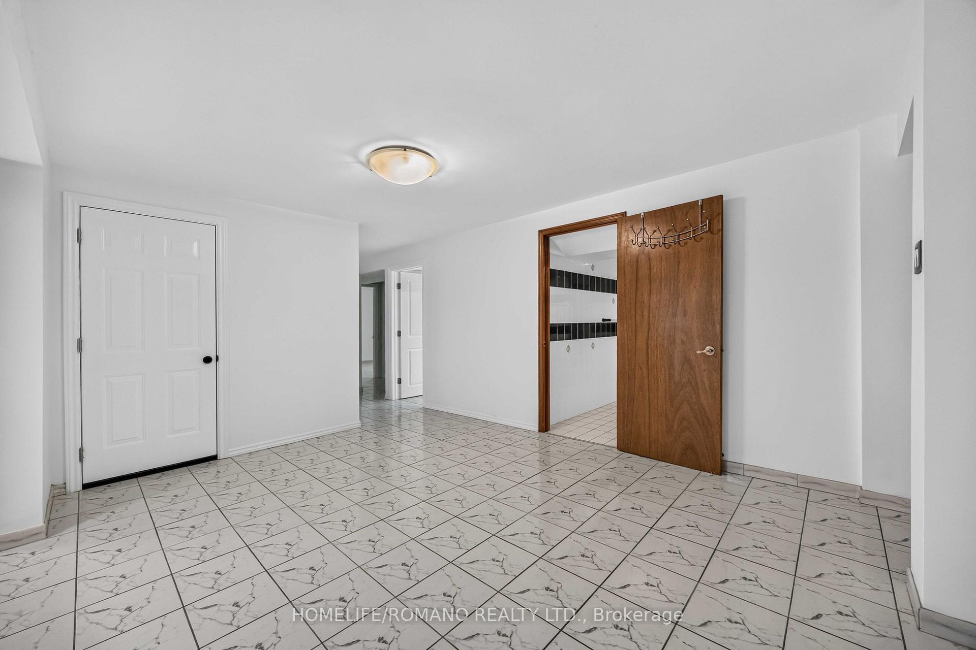 Photo 24 of Unit Bsmt, 61 Gas Light Crescent, Vaughan, East Woodbridge — HOMEH