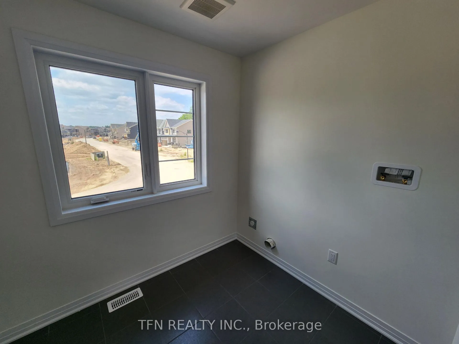 Photo 10 of 142 Holder Drive, Brantford, Empire — HOMEH