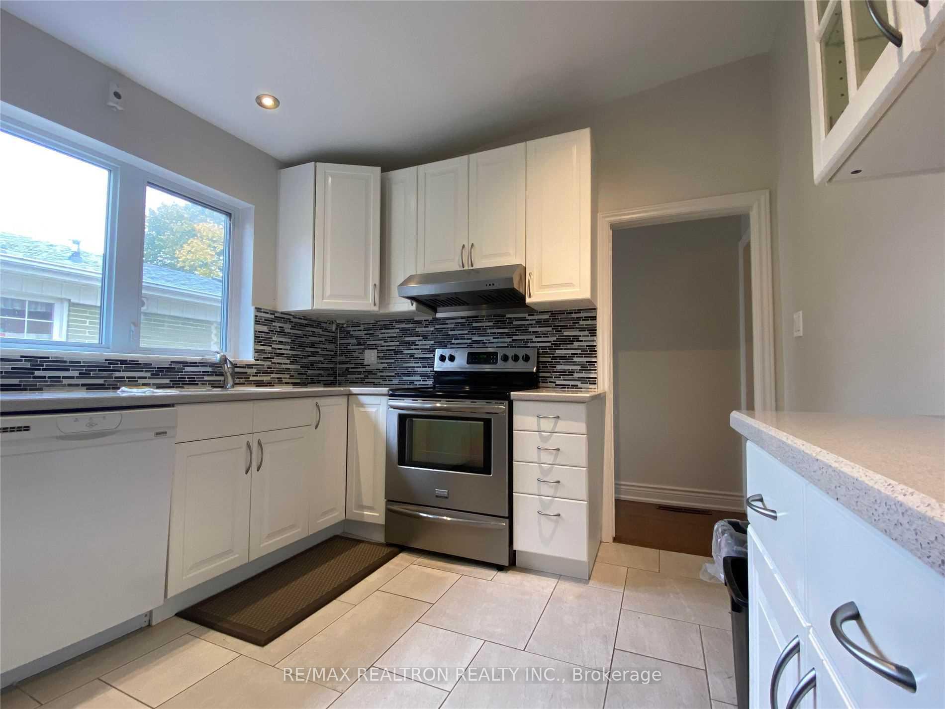 Photo 9 of 38 Bayberry Crescent, North York, Bayview Village — HOMEH