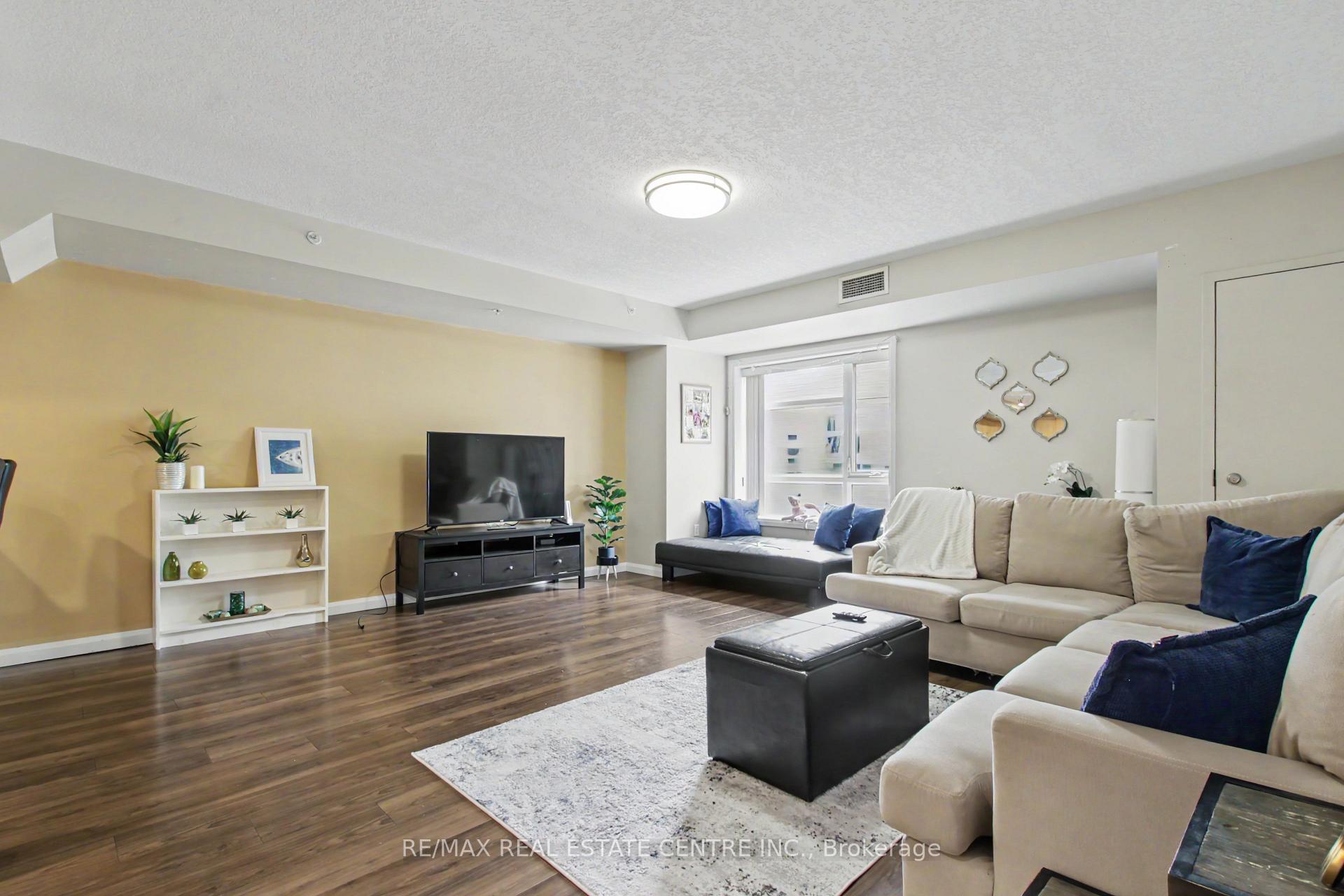 Photo 4 of 96 University Avenue W, Waterloo, Beechwood/University — HOMEH