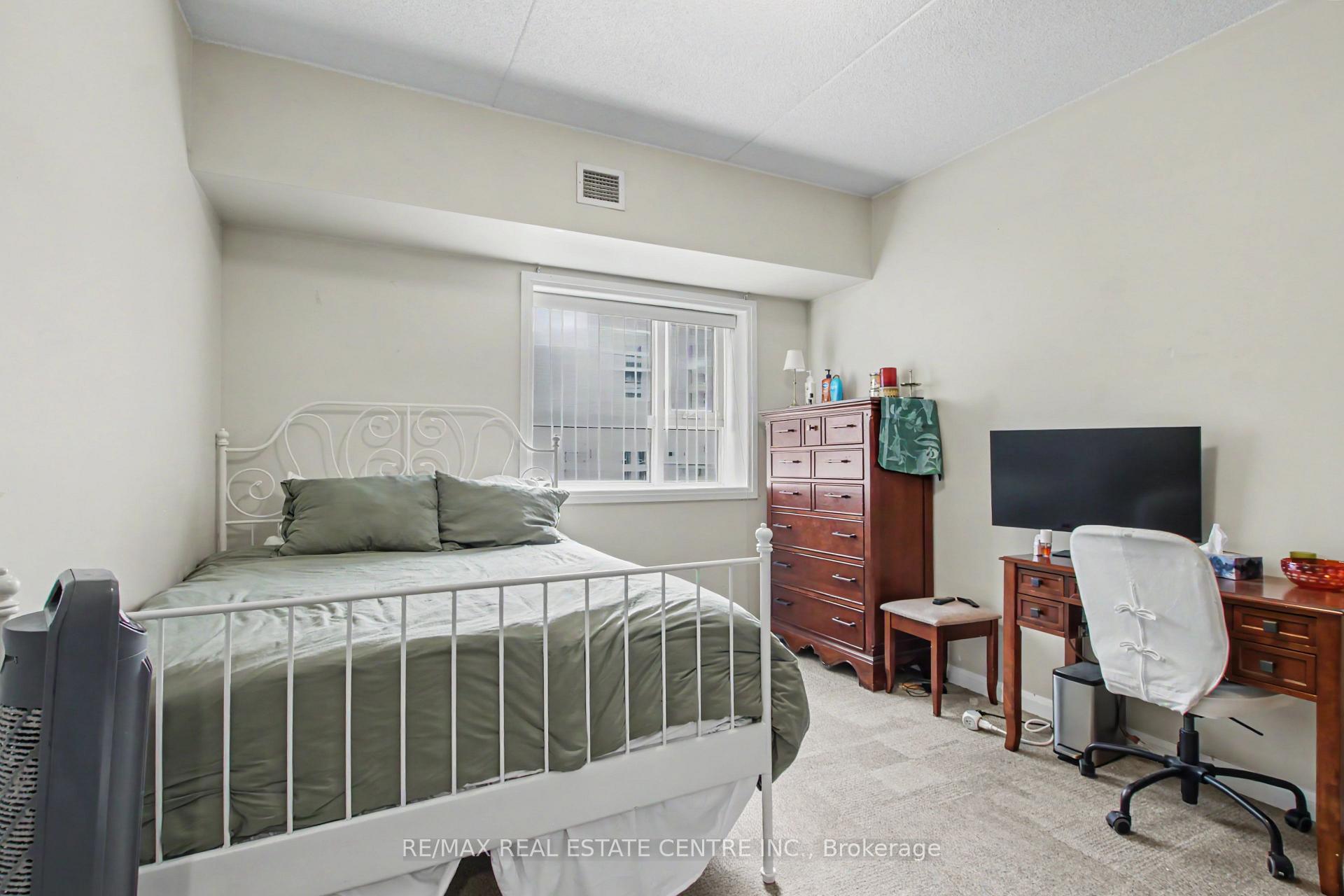 Photo 5 of 96 University Avenue W, Waterloo, Beechwood/University — HOMEH