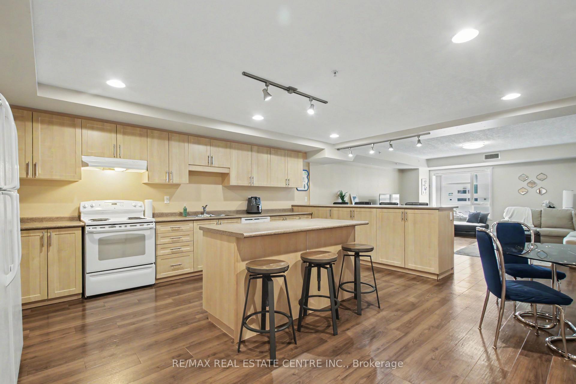 Photo 13 of 96 University Avenue W, Waterloo, Beechwood/University — HOMEH