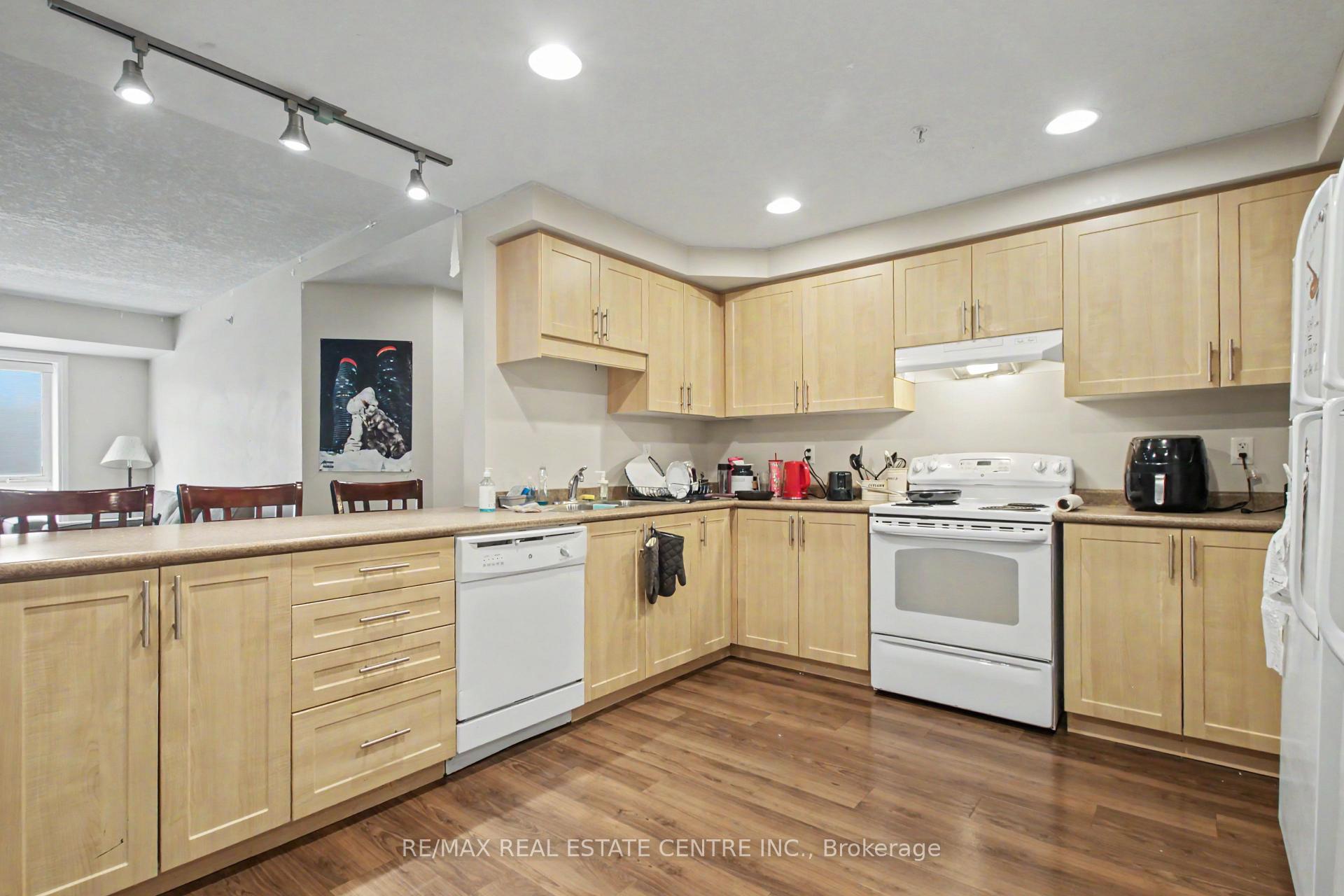 Photo 19 of 96 University Avenue W, Waterloo, Beechwood/University — HOMEH