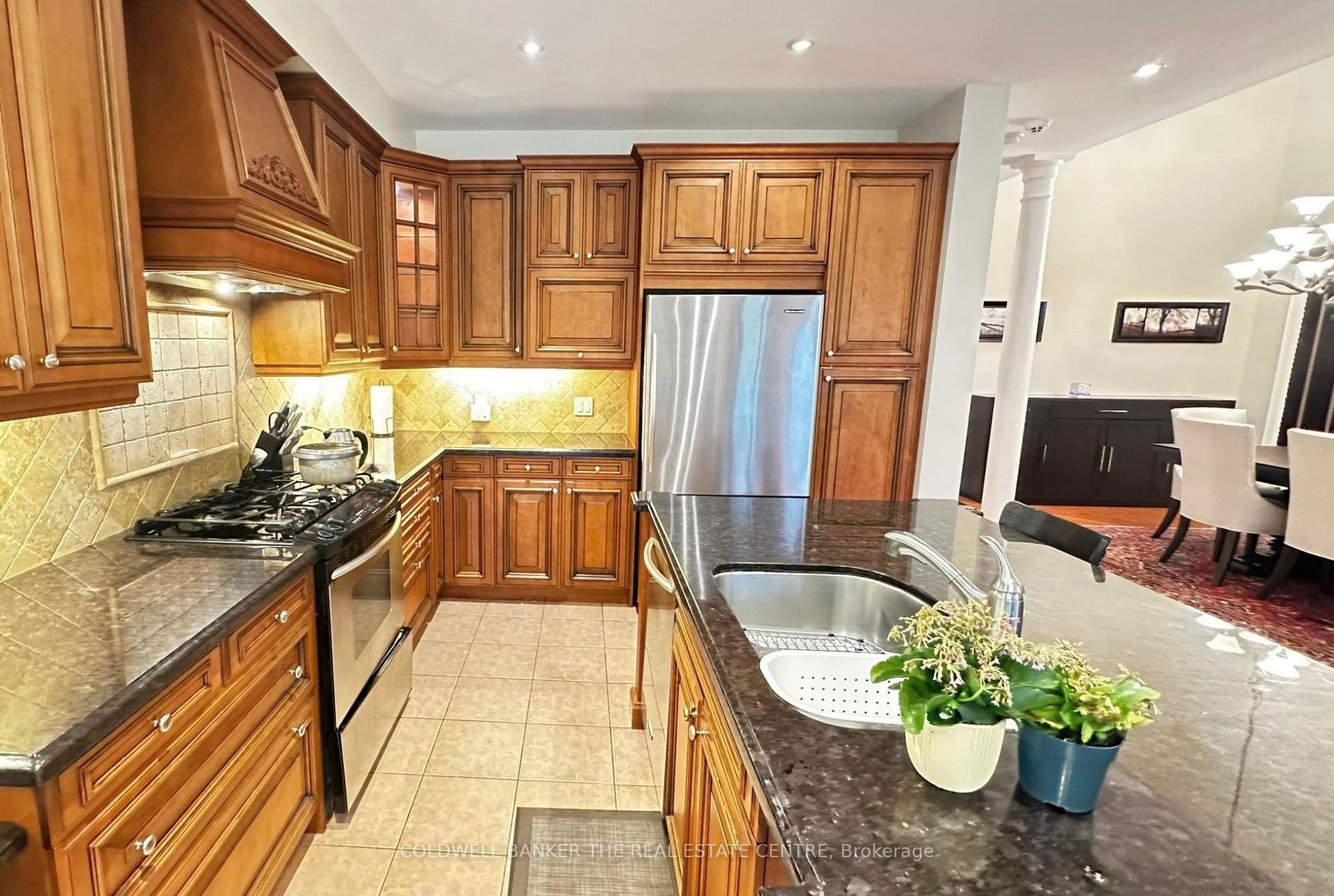 Photo 5 of Unit 64, 85 Stonecliffe Crescent, Aurora, Aurora Estates — HOMEH