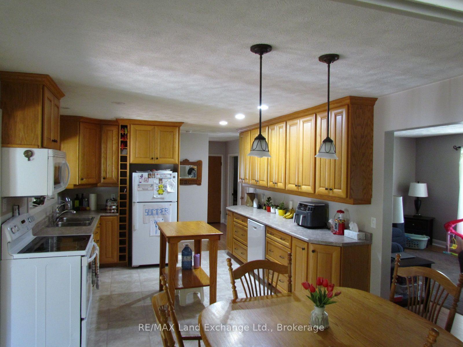 Photo 8 of 115 Brown'S Lane, Brockton — HOMEH