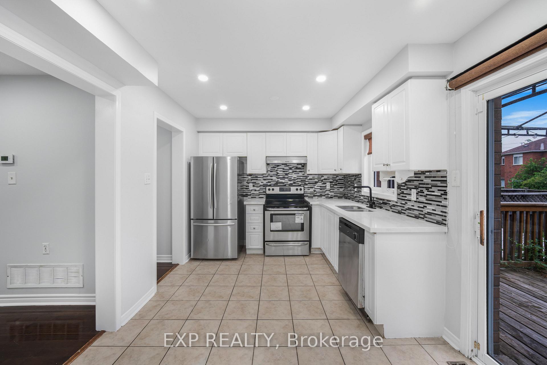 Photo 4 of 128 Olympia Crescent, Brampton, Fletcher's Meadow — HOMEH