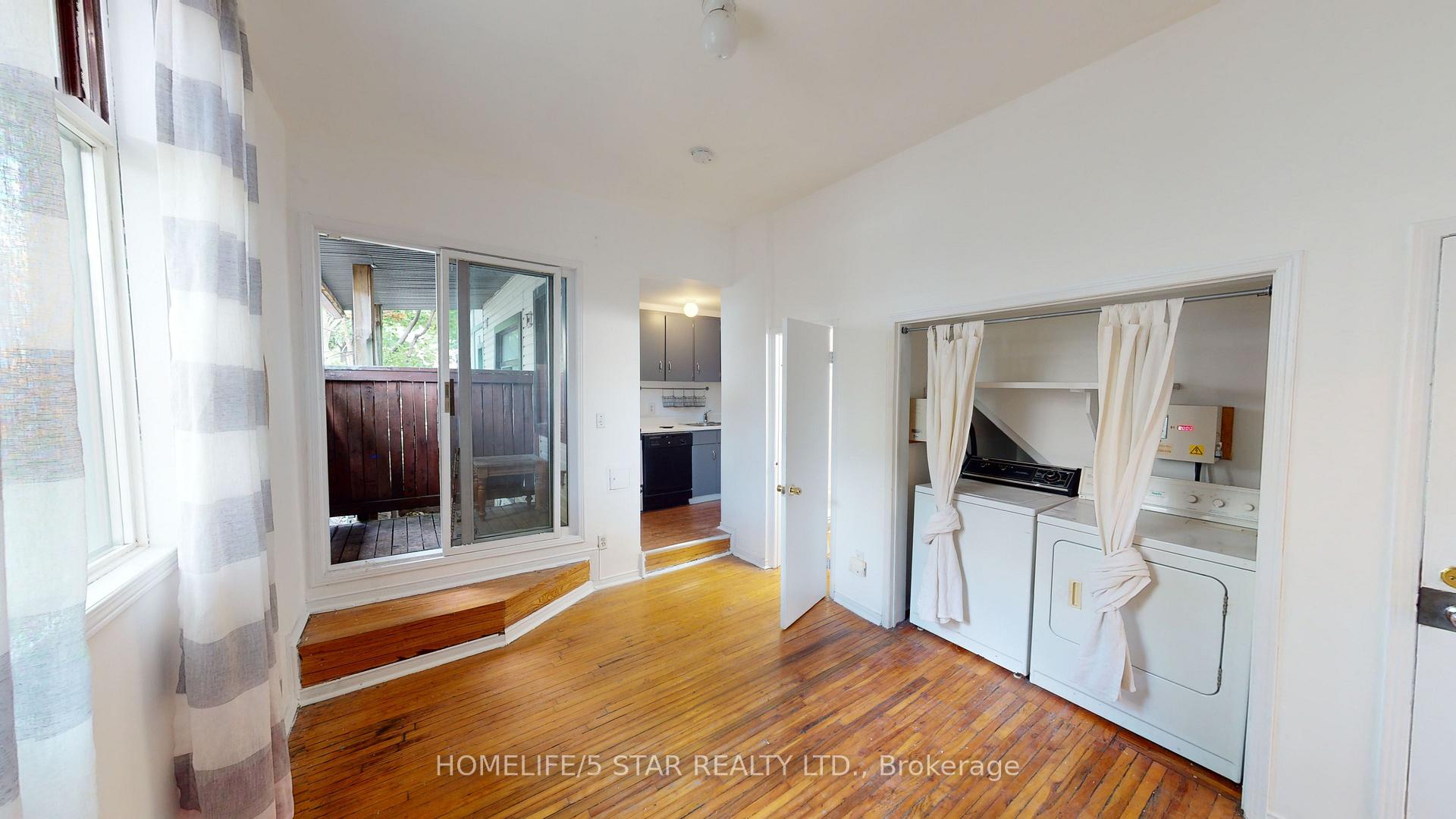 Photo 3 of Unit Apt 4, 221 Bathurst Street, Toronto, Trinity-Bellwoods — HOMEH