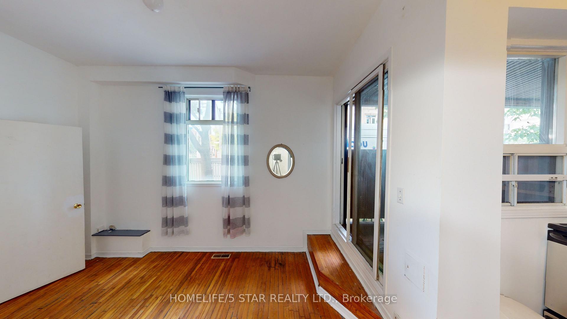Photo 5 of Unit Apt 4, 221 Bathurst Street, Toronto, Trinity-Bellwoods — HOMEH
