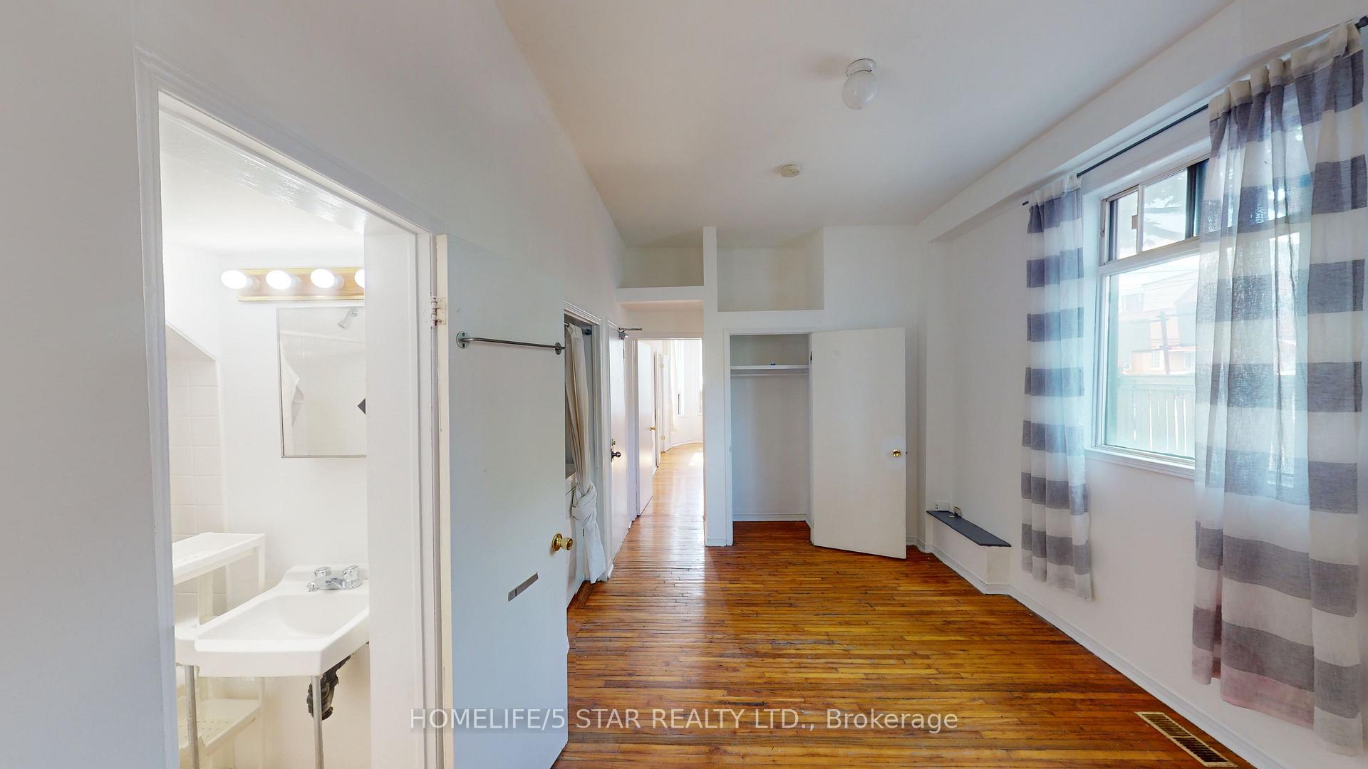 Photo 7 of Unit Apt 4, 221 Bathurst Street, Toronto, Trinity-Bellwoods — HOMEH