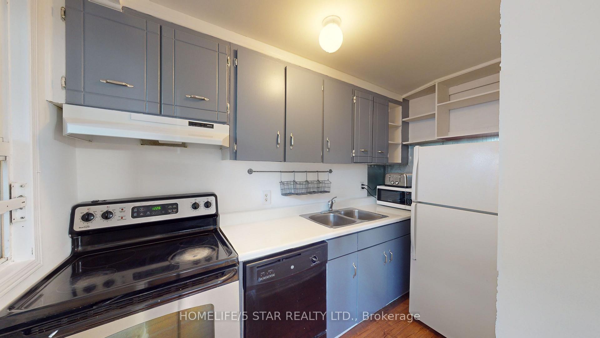 Photo 10 of Unit Apt 4, 221 Bathurst Street, Toronto, Trinity-Bellwoods — HOMEH