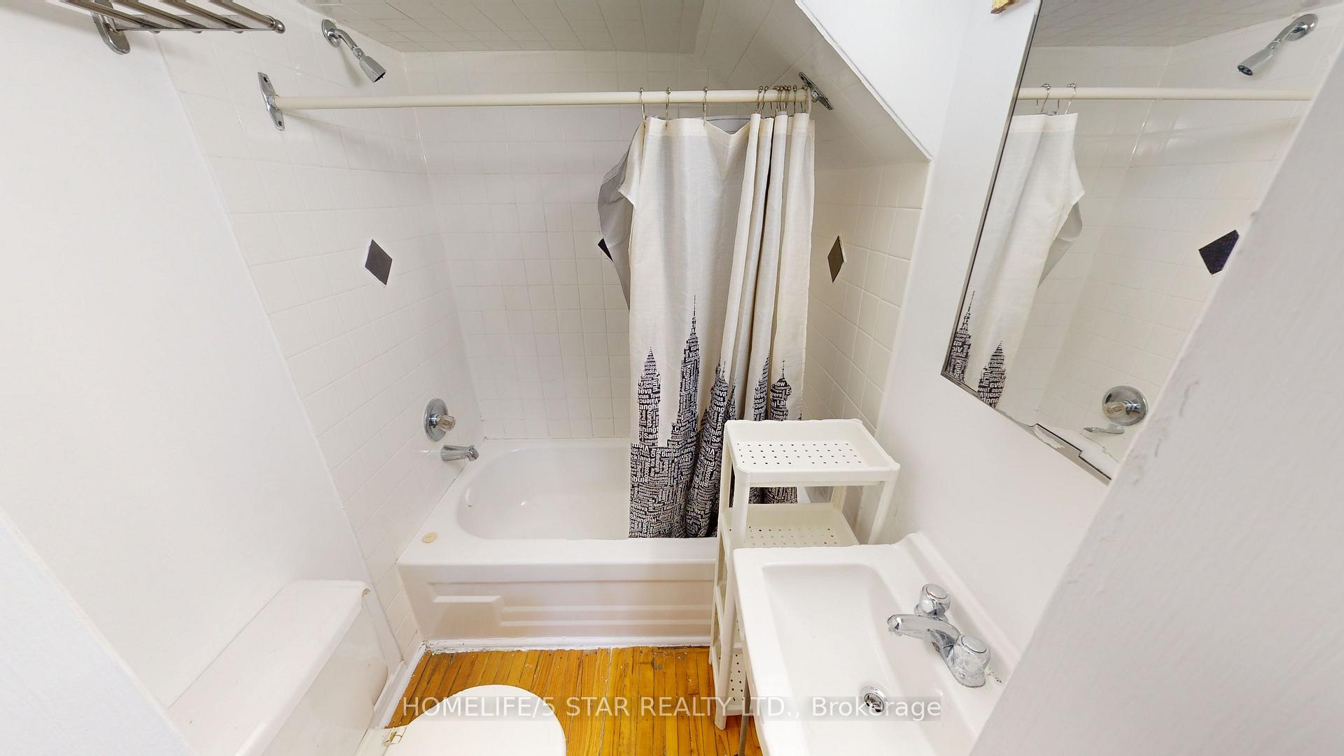 Photo 21 of Unit Apt 4, 221 Bathurst Street, Toronto, Trinity-Bellwoods — HOMEH