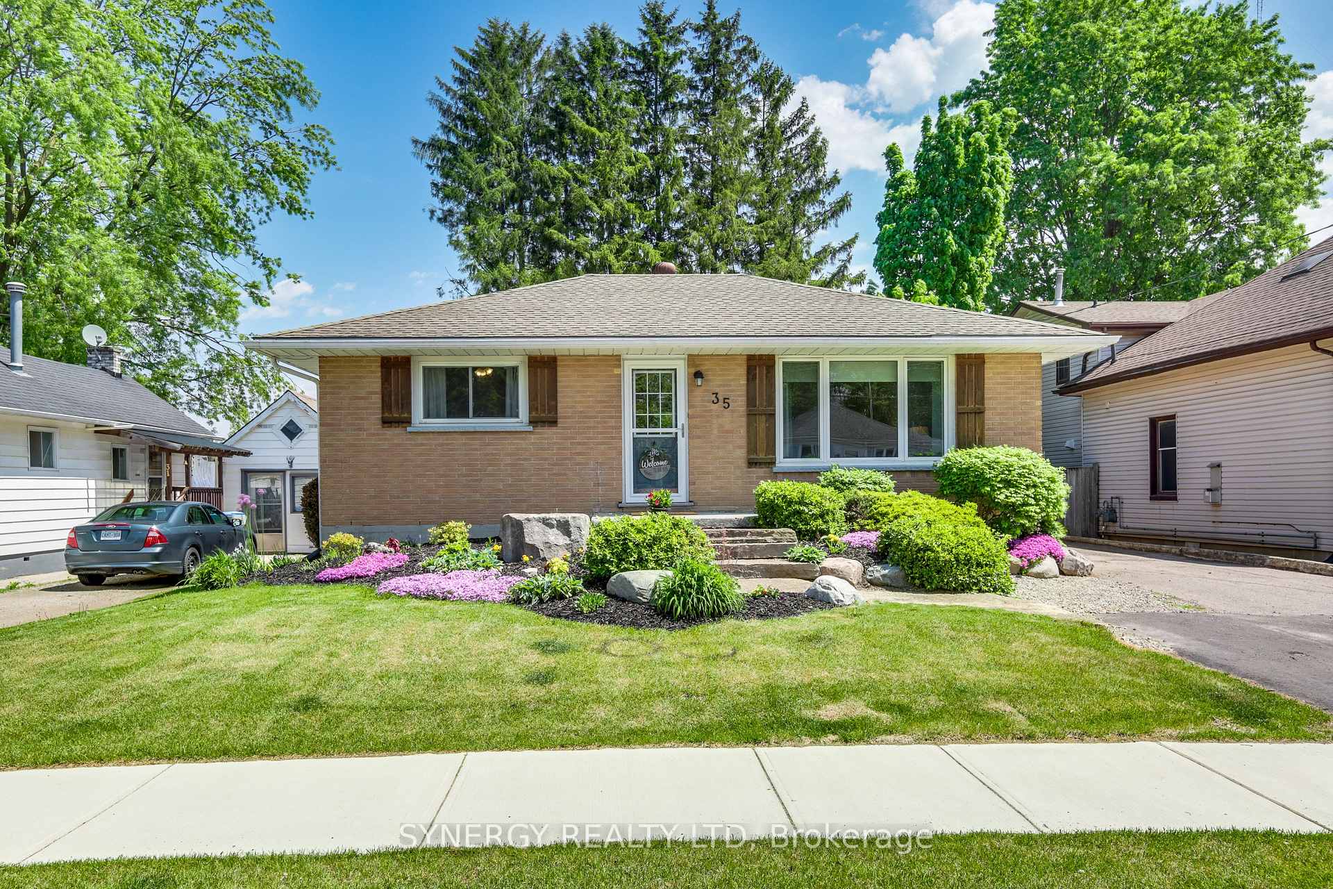 Photo 2 of 35 Queen Street, Strathroy-Caradoc, SE — HOMEH