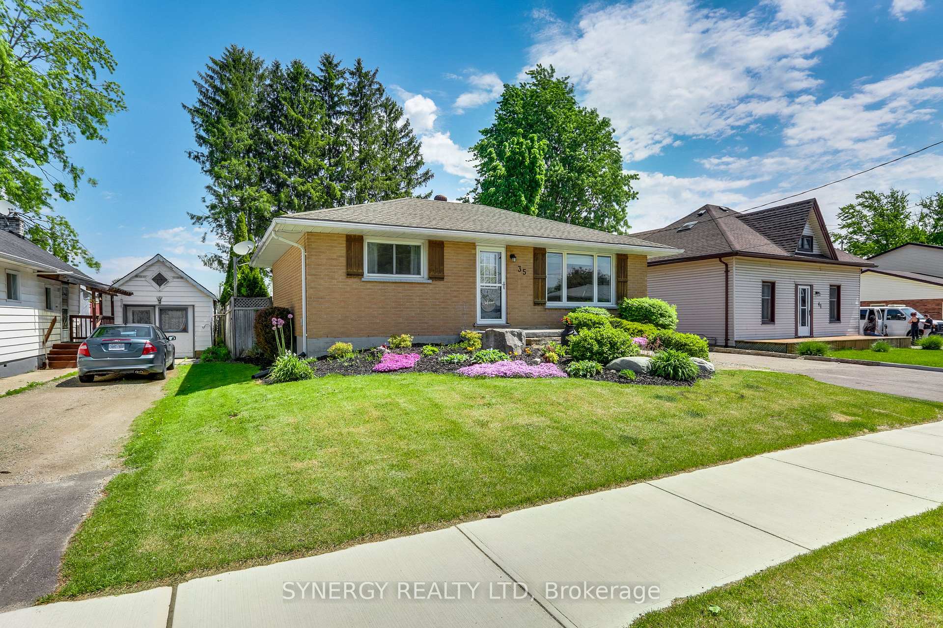 Photo 3 of 35 Queen Street, Strathroy-Caradoc, SE — HOMEH