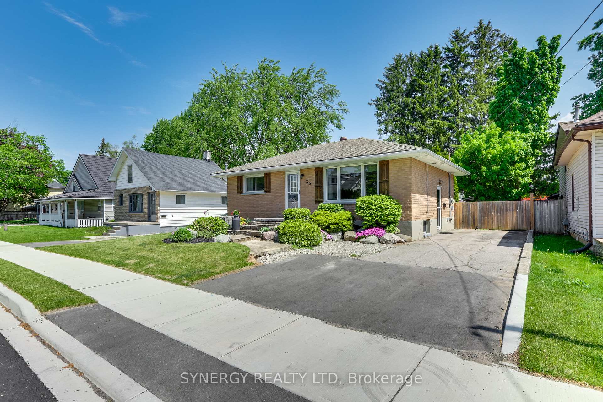 Photo 4 of 35 Queen Street, Strathroy-Caradoc, SE — HOMEH
