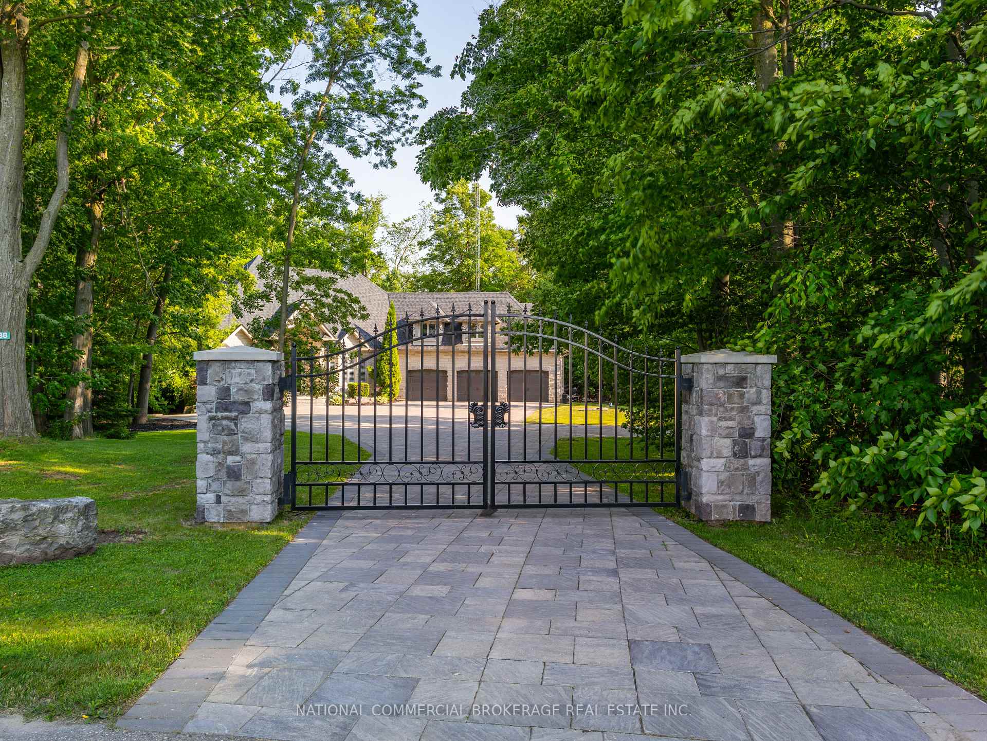 Photo 2 of 10088 Old Pine Crest Road, Halton Hills, Rural Halton Hills — HOMEH