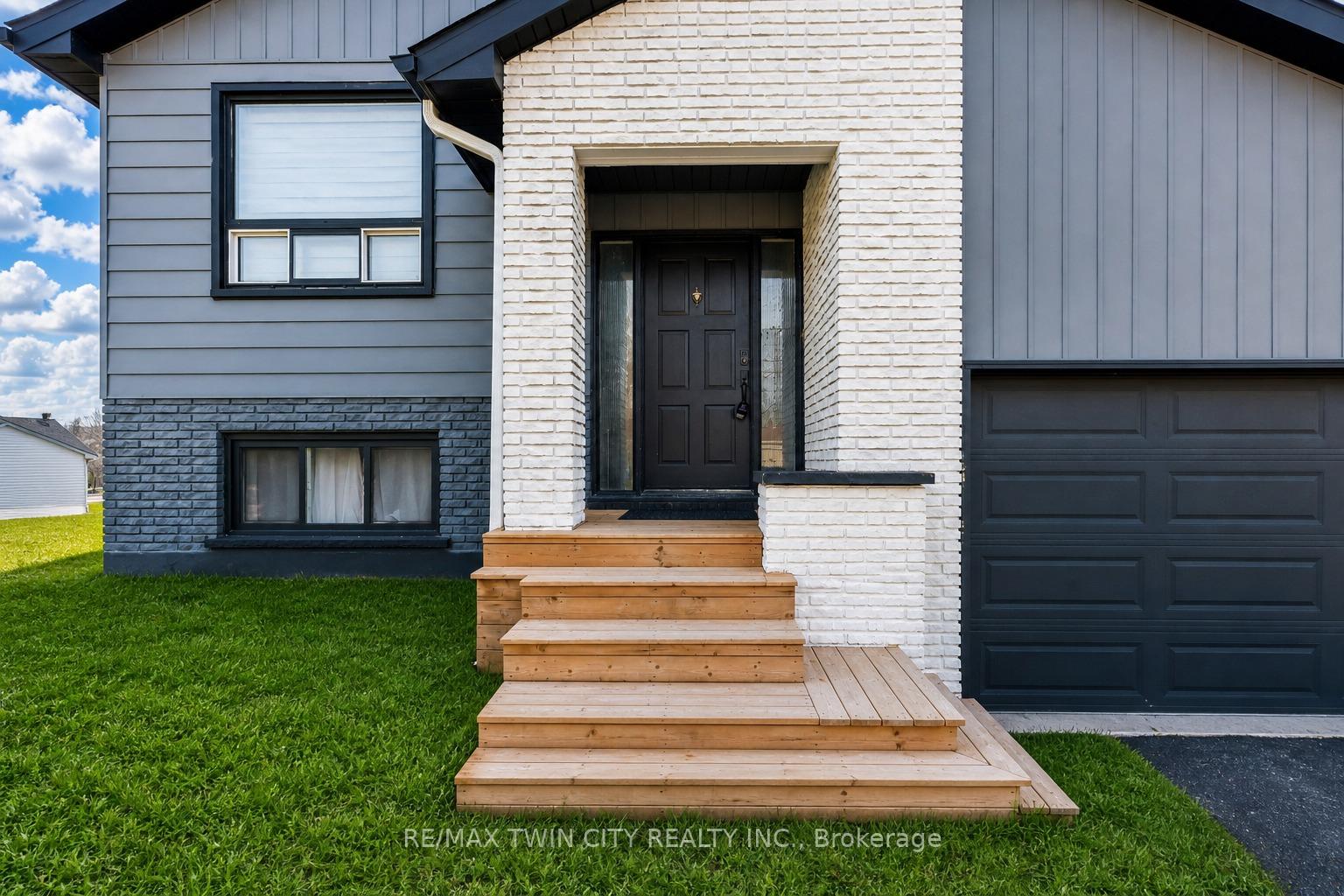 Photo 3 of 193 Westheights Drive, Kitchener, Forest Heights — HOMEH