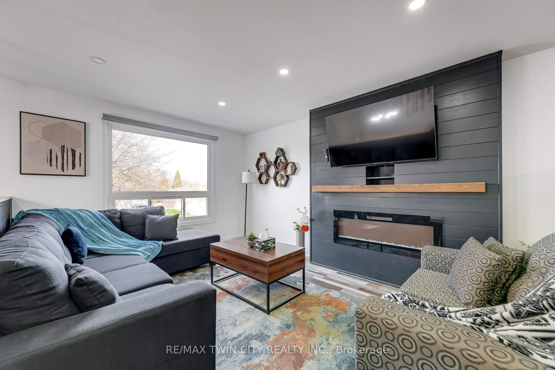 Photo 6 of 193 Westheights Drive, Kitchener, Forest Heights — HOMEH