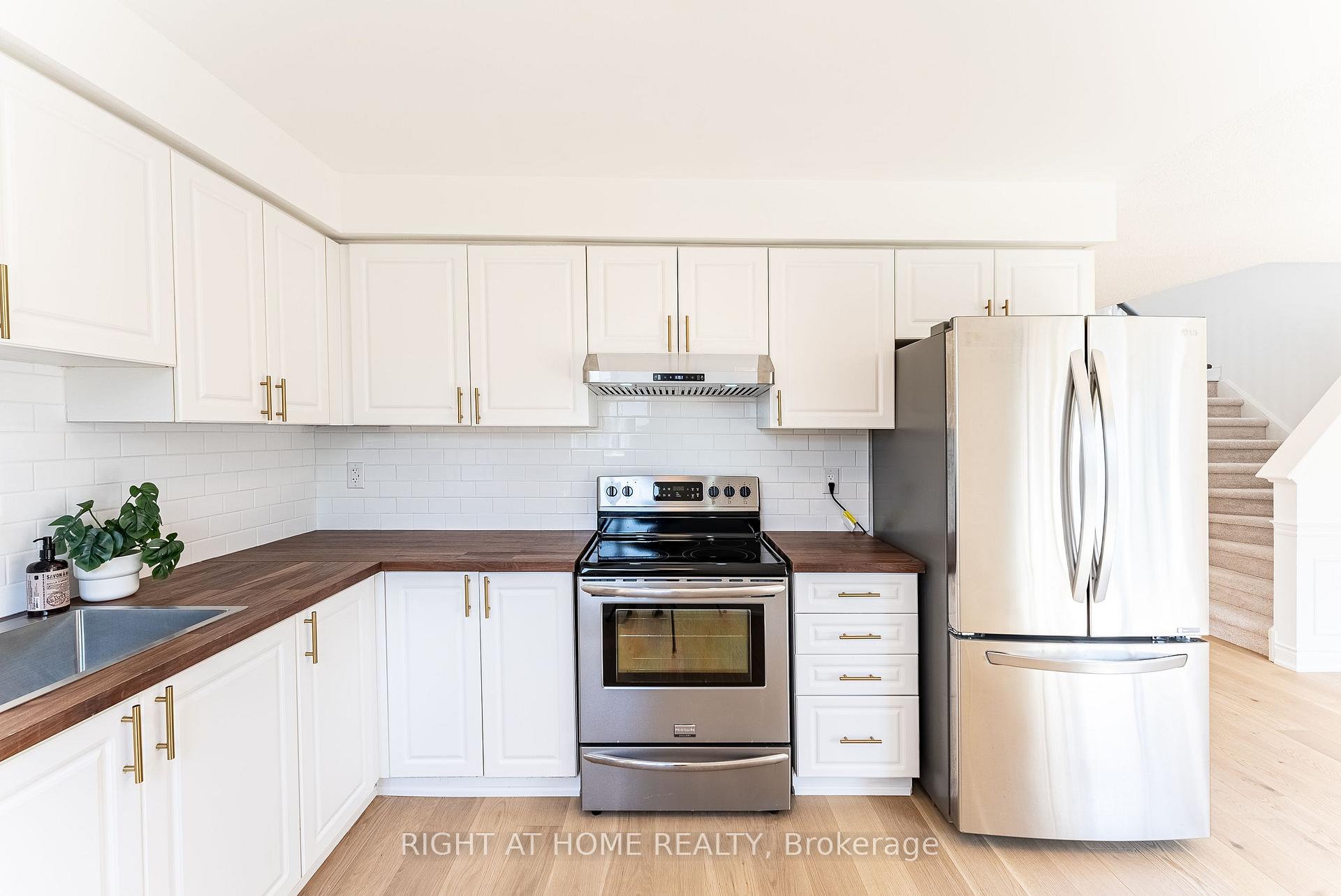 Photo 20 of 112 White Crescent, Barrie, Holly — HOMEH